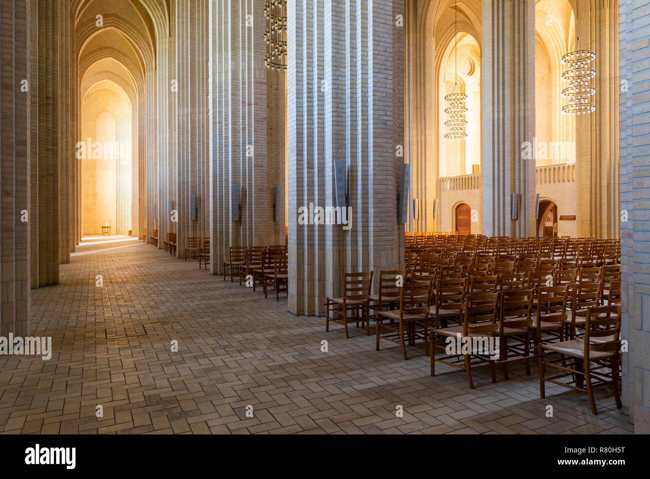 Copenhague, Dinamarca - 18 de septiembre de 2018: Interior de la iglesia (Grundtvigs kirke) con pilares de ladrillo y la luz del sol. Foto de stock