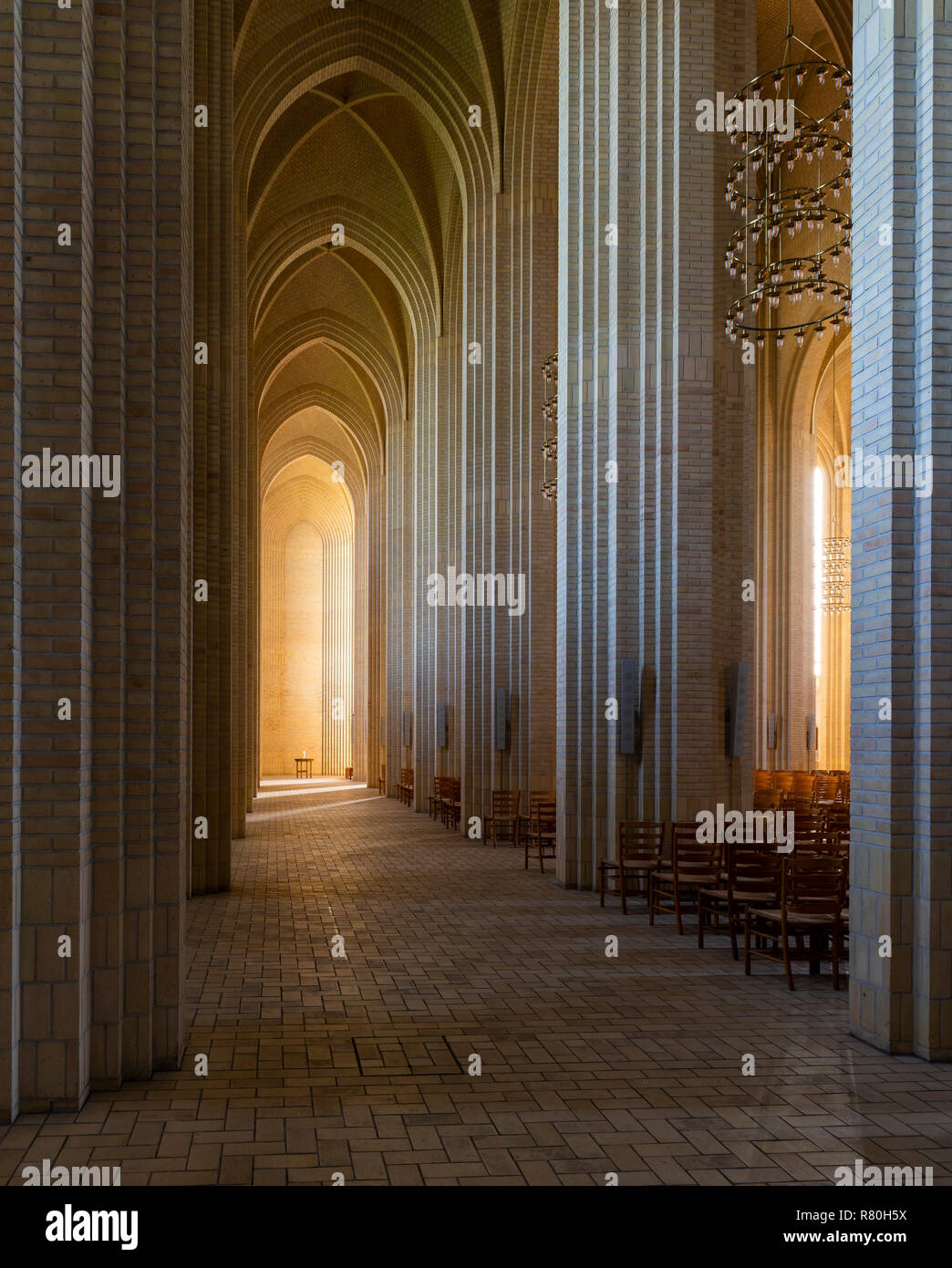 Copenhague, Dinamarca - 18 de septiembre de 2018: Interior de la iglesia (Grundtvigs kirke) con pilares de ladrillo y la luz del sol. Foto de stock