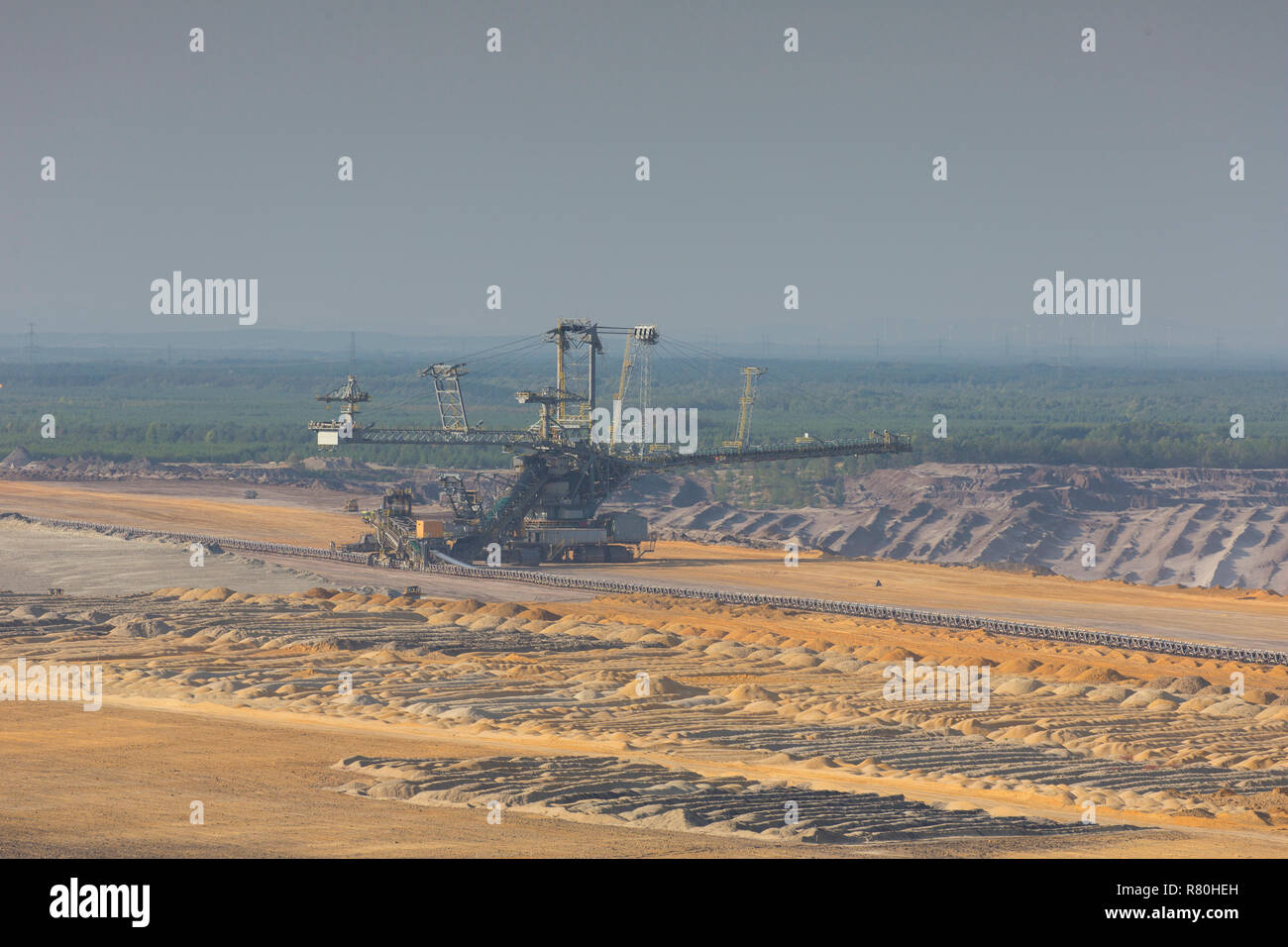 En el trabajo de la excavadora en mina a cielo abierto Nochten, minería de lignito. Sajonia, Alemania Foto de stock