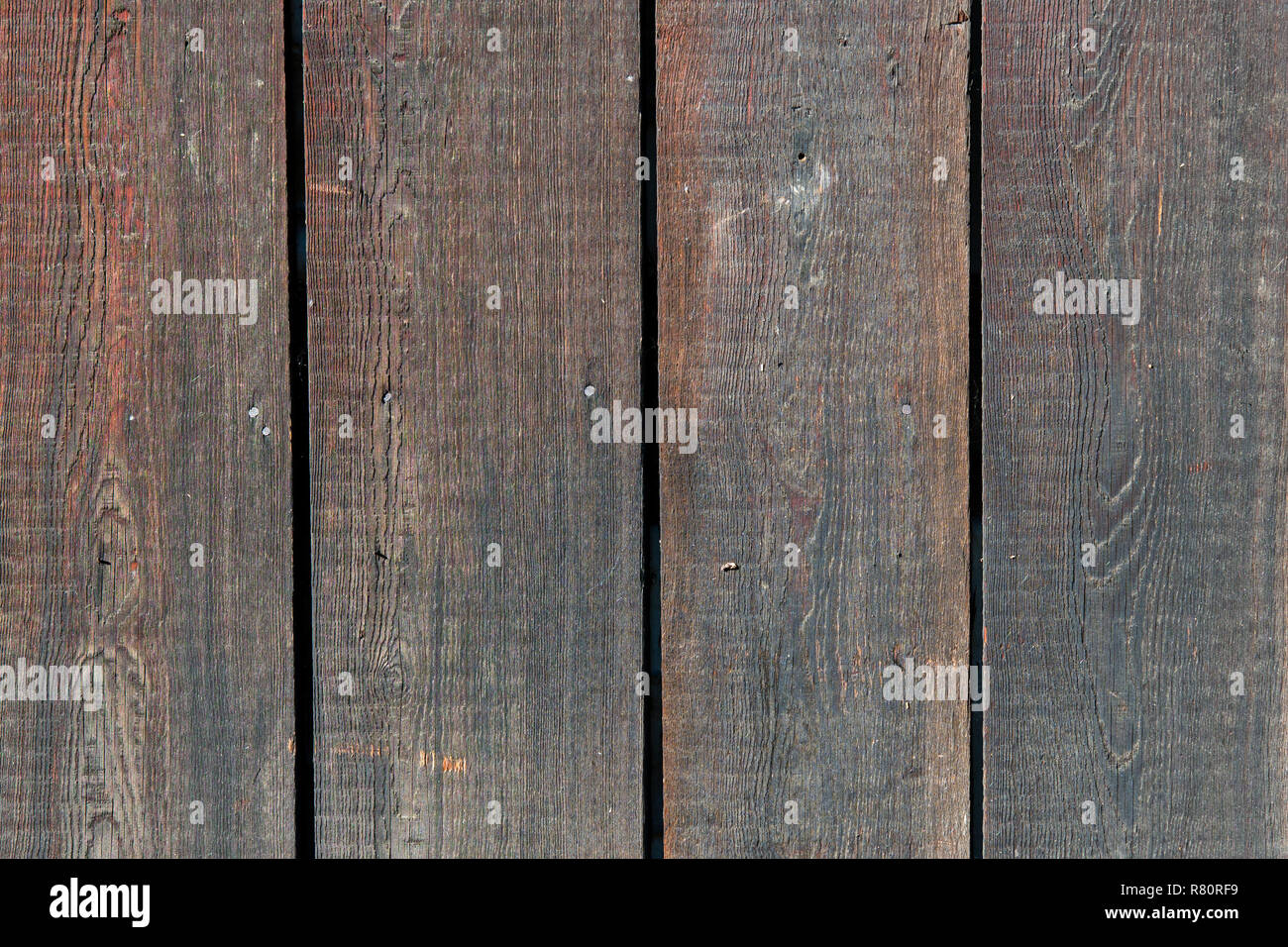 Dark mesa de madera antigua. Los tableros de madera natural de color marrón  oscuro con aberturas Fotografía de stock - Alamy