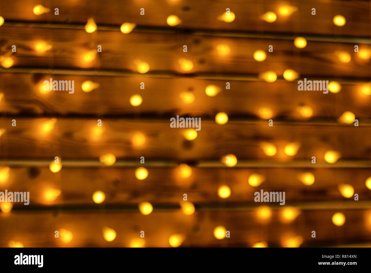 Hermosa Guirnalda Colgando En La Pared De Madera Enfoque Suave