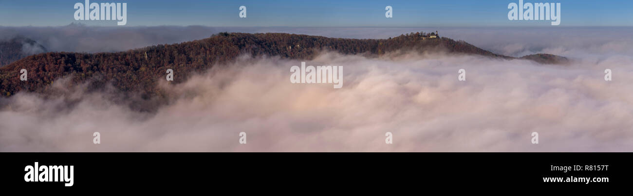 Niebla, Teck Castillo por encima de las nubes, zona de biosfera Suabia, Baden-Württemberg, Alemania Foto de stock