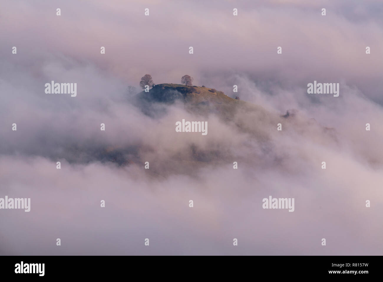 Nubes, niebla en la montaña, Zona de Limburgo biosfera Suabia, Baden-Württemberg, Alemania Foto de stock