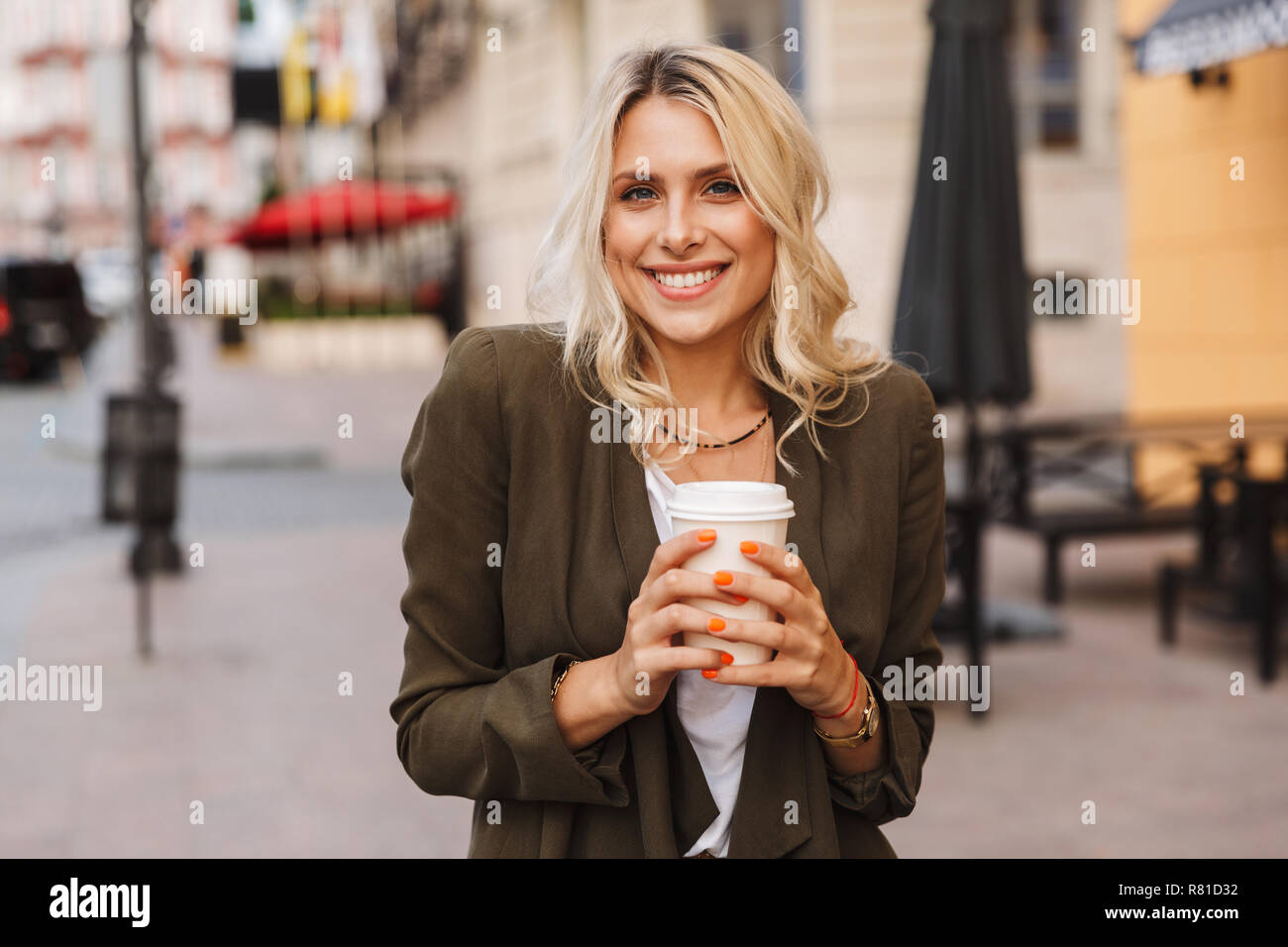 https://c8.alamy.com/compes/r81d32/imagen-de-mujer-caucasica-vistiendo-chaqueta-celebracion-llevar-cafe-en-vaso-de-papel-mientras-caminaba-por-las-calles-de-la-ciudad-r81d32.jpg