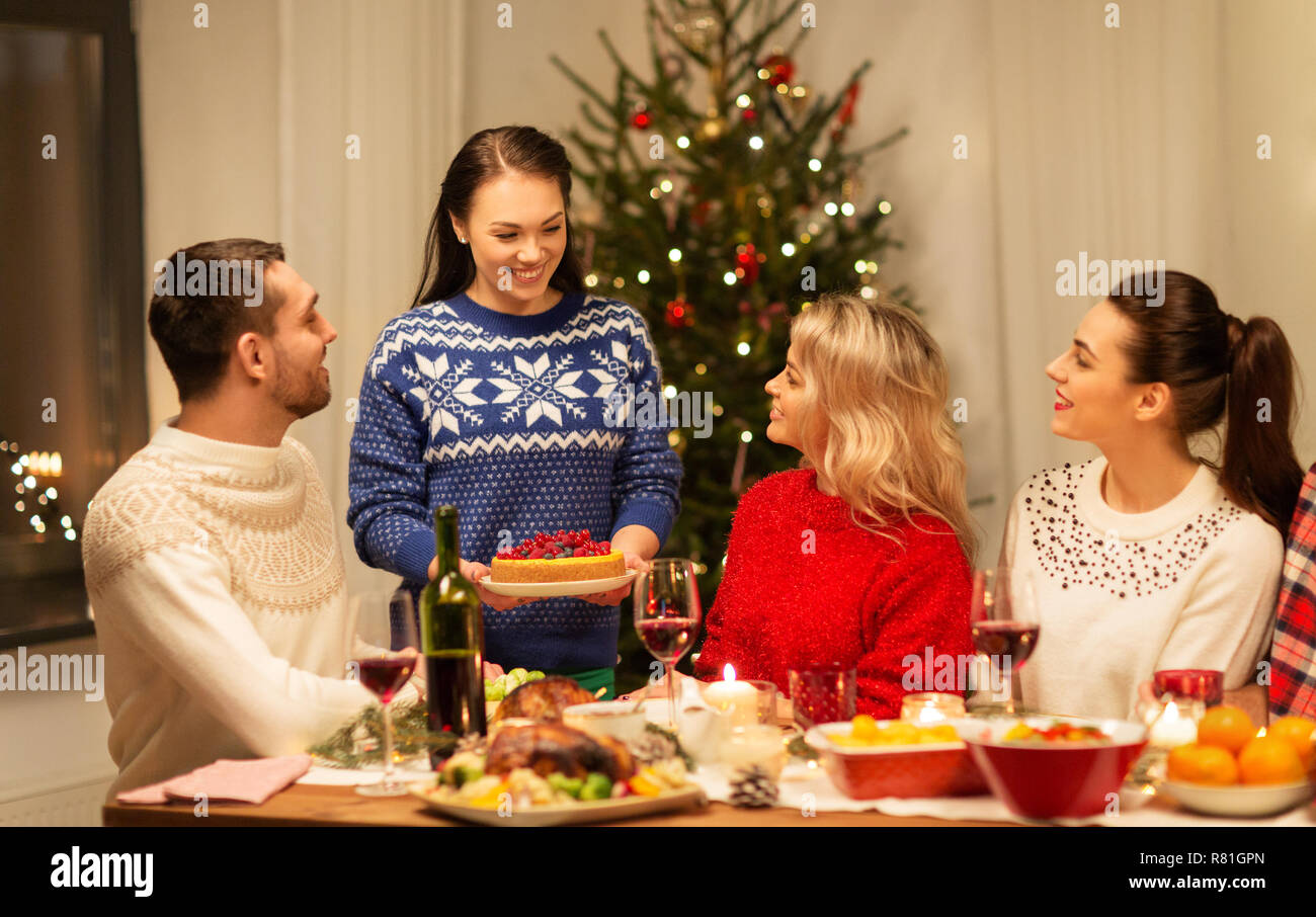 Feliz navidad amigos que cenar en casa Foto de stock