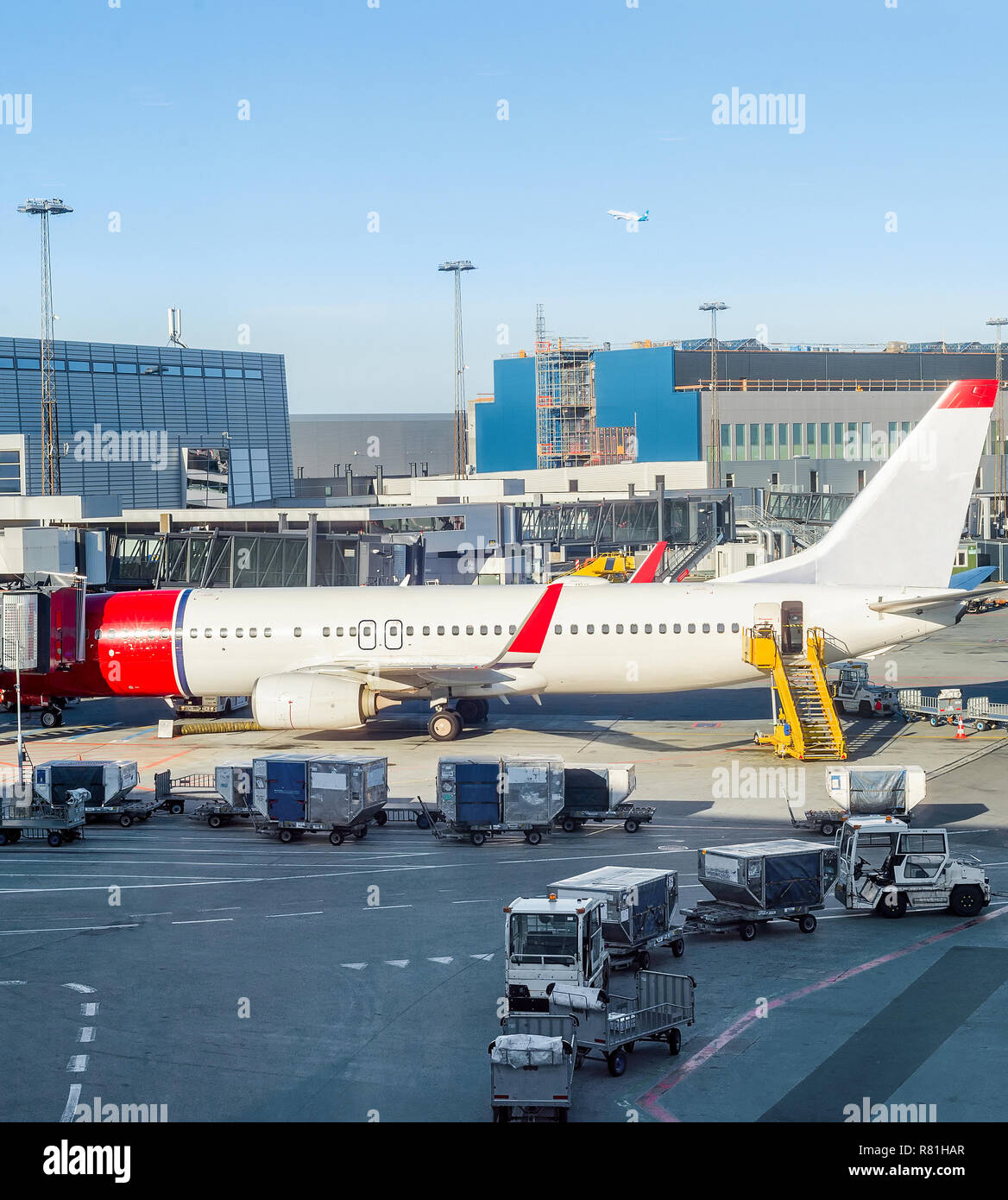 Avión de carga estacionado en el aeropuerto de Copenhague edificio, escaleras y portaequipajes cerca Foto de stock