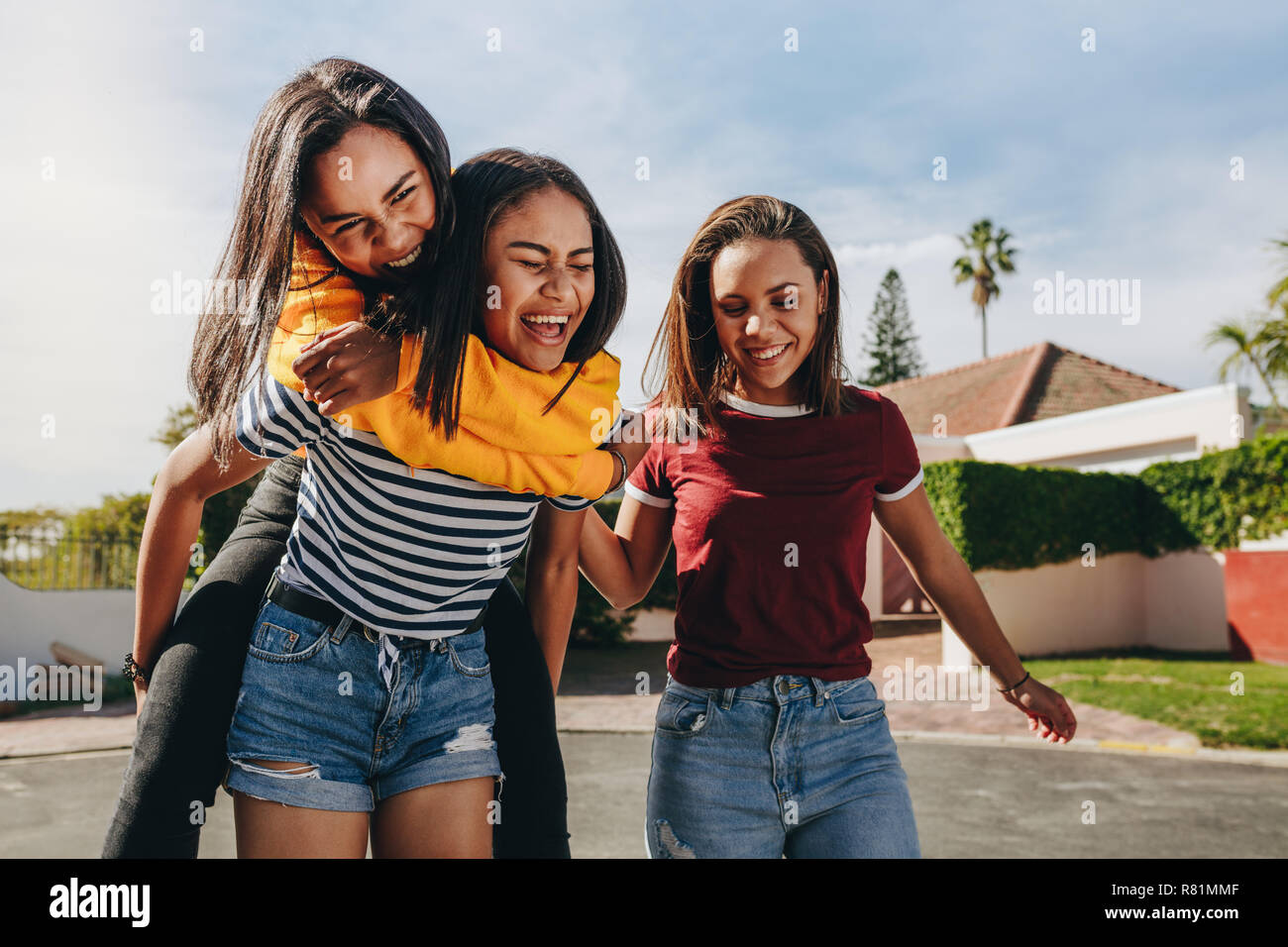 как заставить старшую сестру играть в прятки. красивые подруги. удивленные мальчик и девочка. Today she a friend. девушки беседуют.