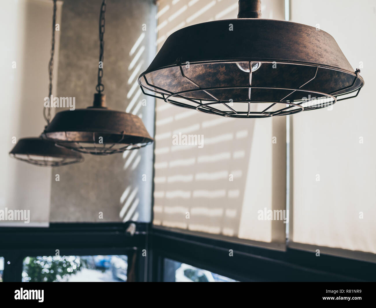 Vintage lámparas colgantes, lámparas de iluminación decoración en la  cafetería. Las luces de techo de estilo retro Fotografía de stock - Alamy