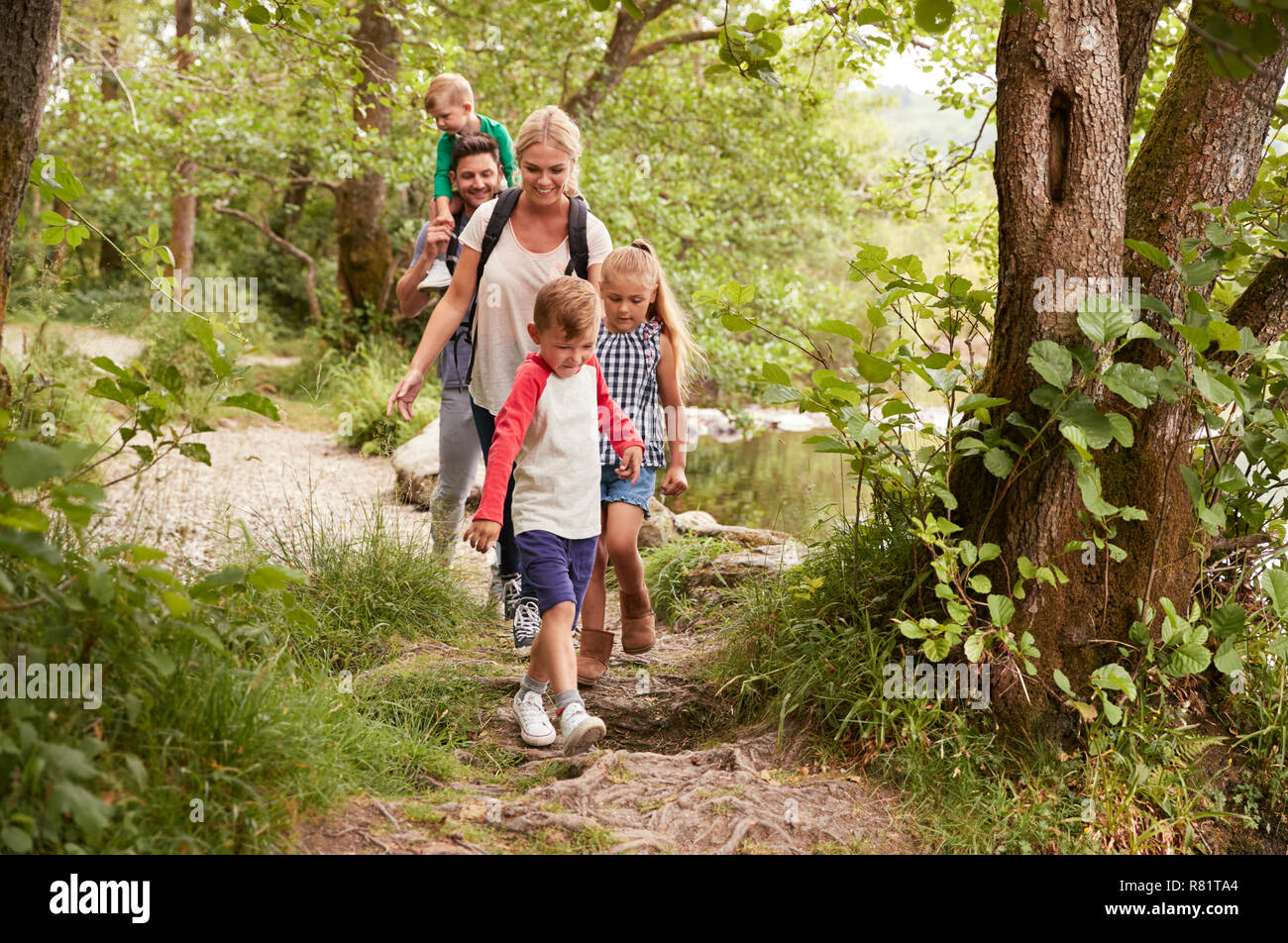 Ruta de senderismo a lo largo de la familia por río en UK Lake District Foto de stock