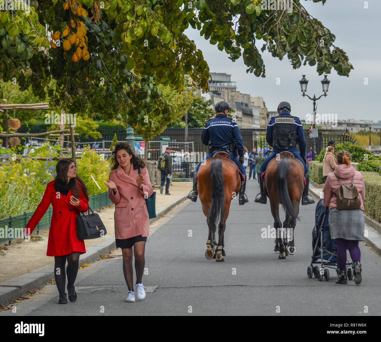 París, Francia - 2 de octubre de 2018. Los gendarmes a caballo en París, Francia. La Gendarmería Nacional es uno de los dos policías nacionales de Francia. Foto de stock