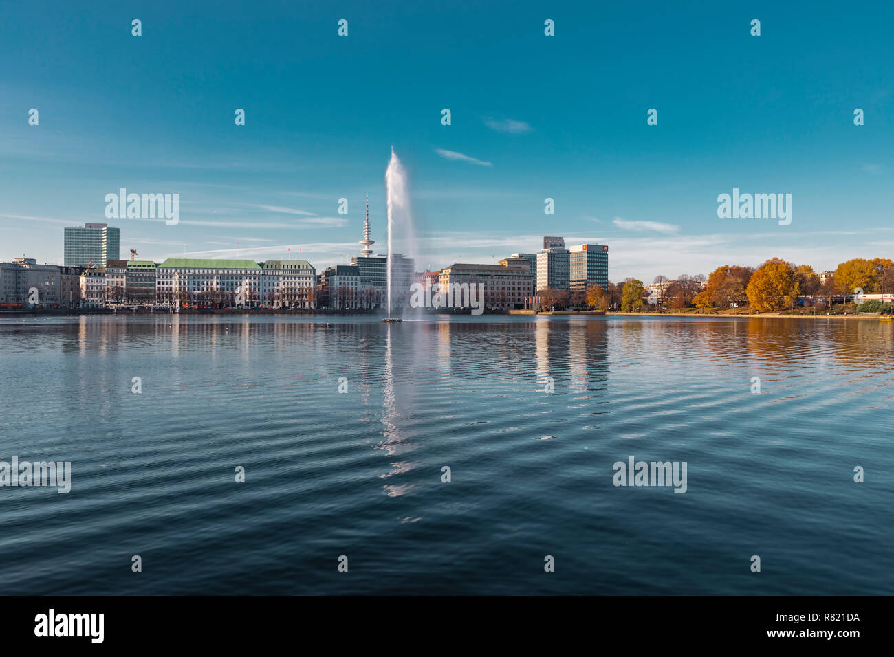 Hamburgo, Alemania - Noviembre 15, 2018: Vista del Binnenalster y su fuente en la ciudad de Hamburgo en Alemania, con el cielo azul como fondo. Foto de stock