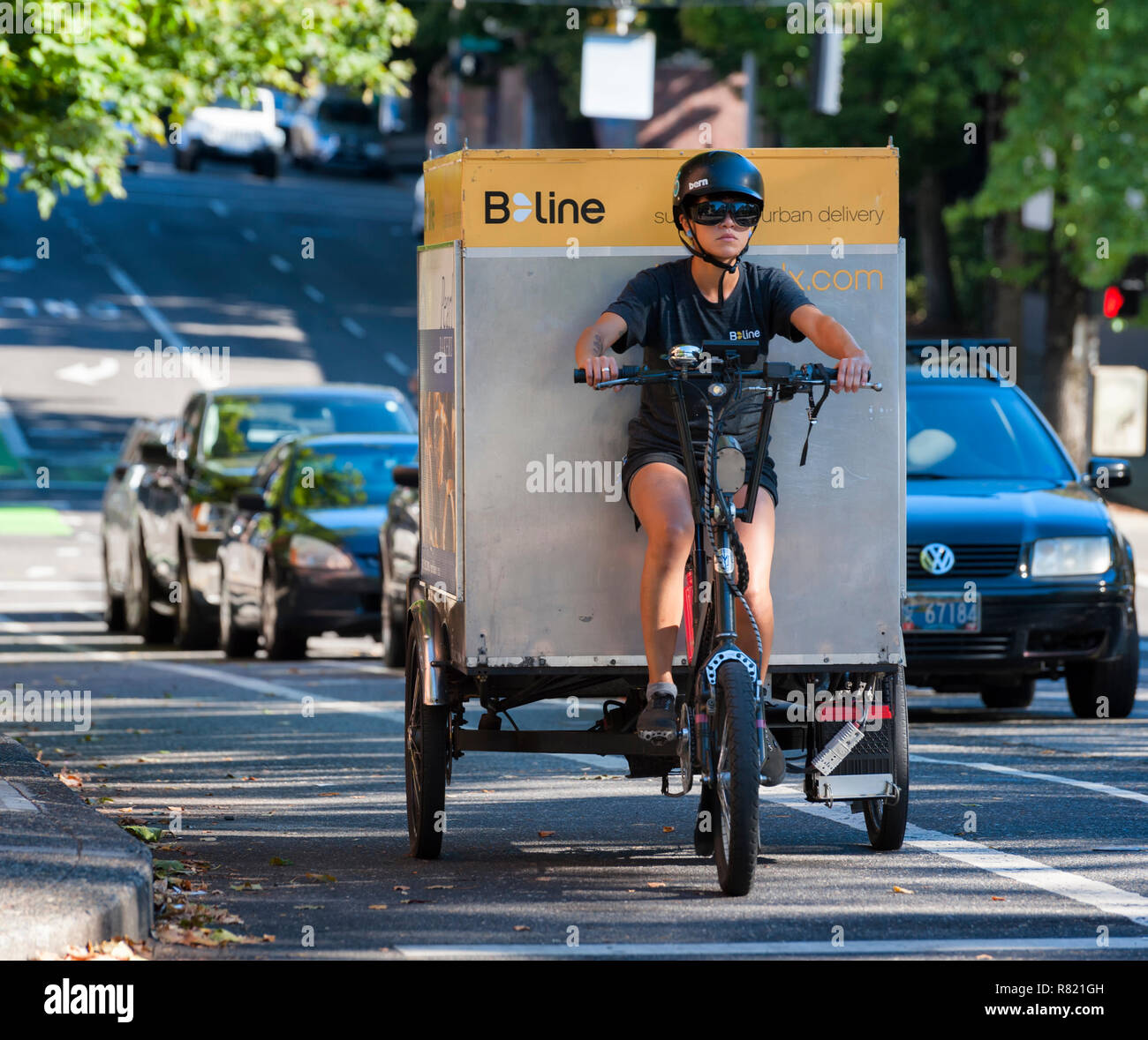 Portland, Oregon, USA - Septiembre 20, 2014: línea B de trabajador ofrece peddle power a Portland, Oregon, urbano eco-delivery negocio en las calles de d Foto de stock