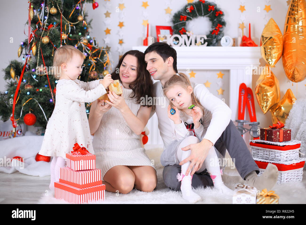 ¡Feliz Fiesta de Navidad. Hermosa familia. Milagros de Navidad Foto de stock