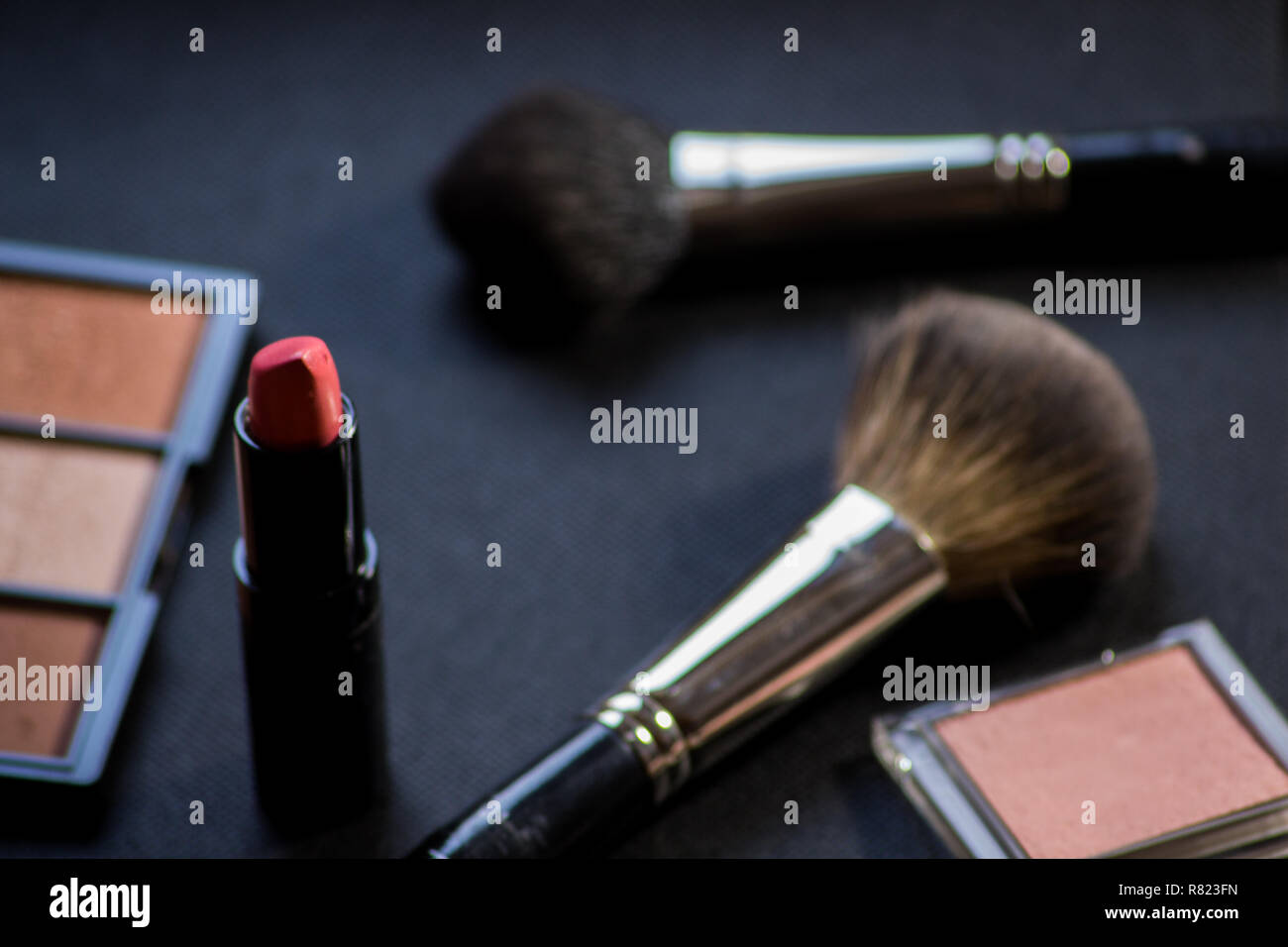 Mac cosmetics patrocinador en la Semana de la moda de Milán: variados  productos faciales y oculares en el negro maquillaje mesa y silla  Fotografía de stock - Alamy