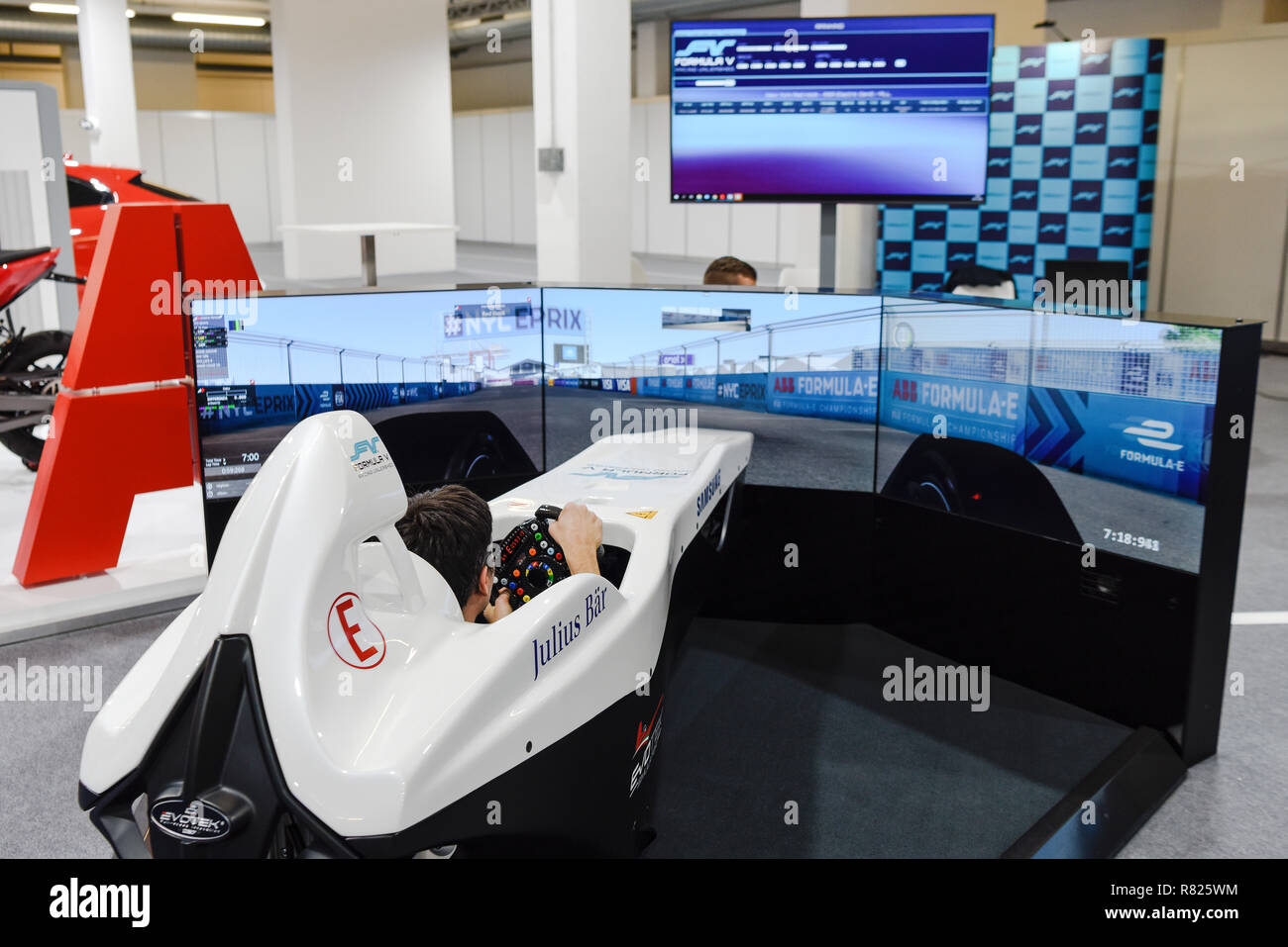 Fórmula e simulador de carreras de coches, motor show de Zurich, Zurich, Suiza Foto de stock