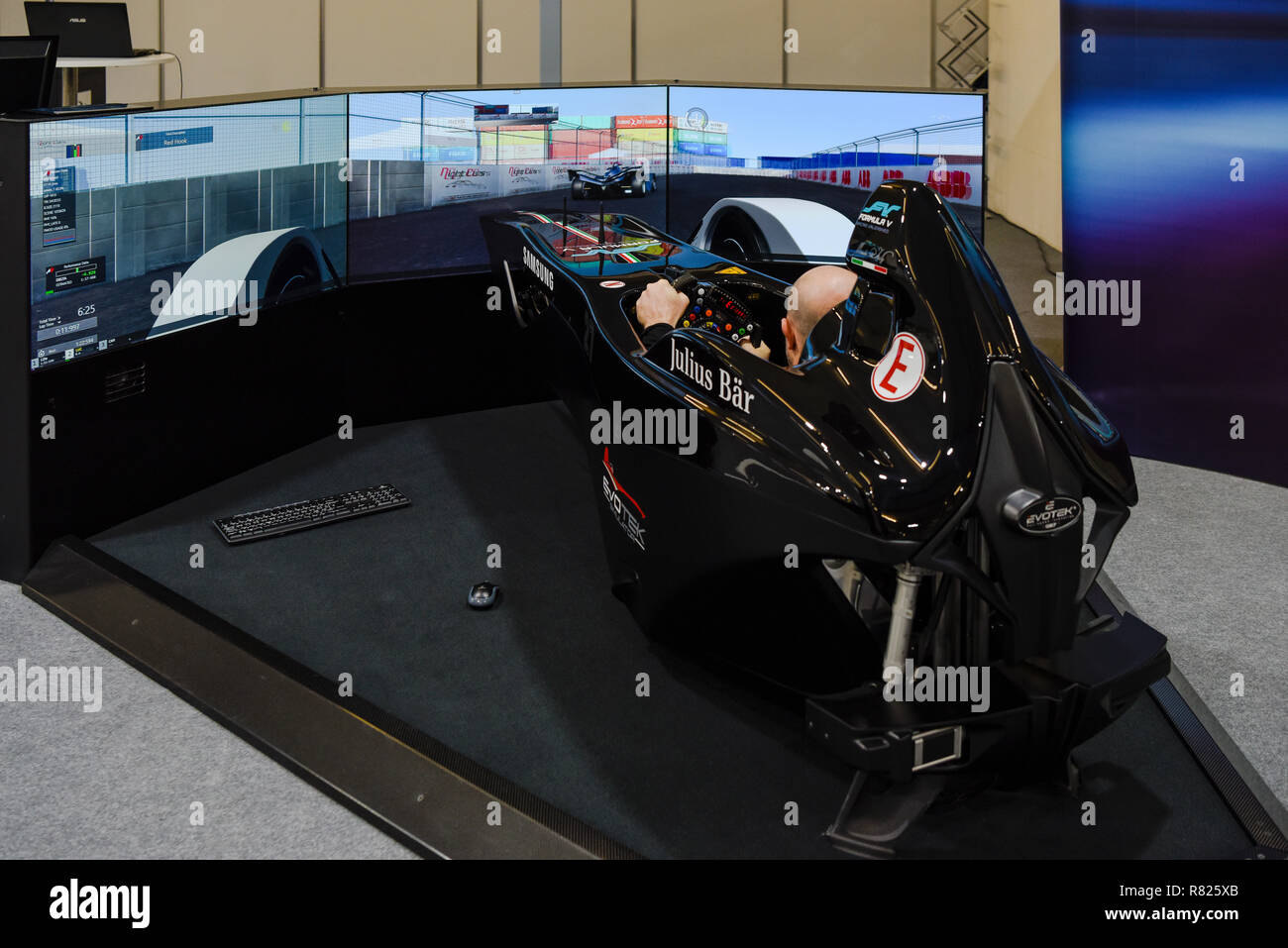 Fórmula e simulador de carreras de coches, motor show de Zurich, Zurich, Suiza Foto de stock