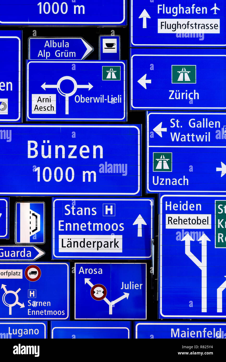 Diversas señales de tráfico, el Museo del Transporte, Lucerna, Suiza Foto de stock