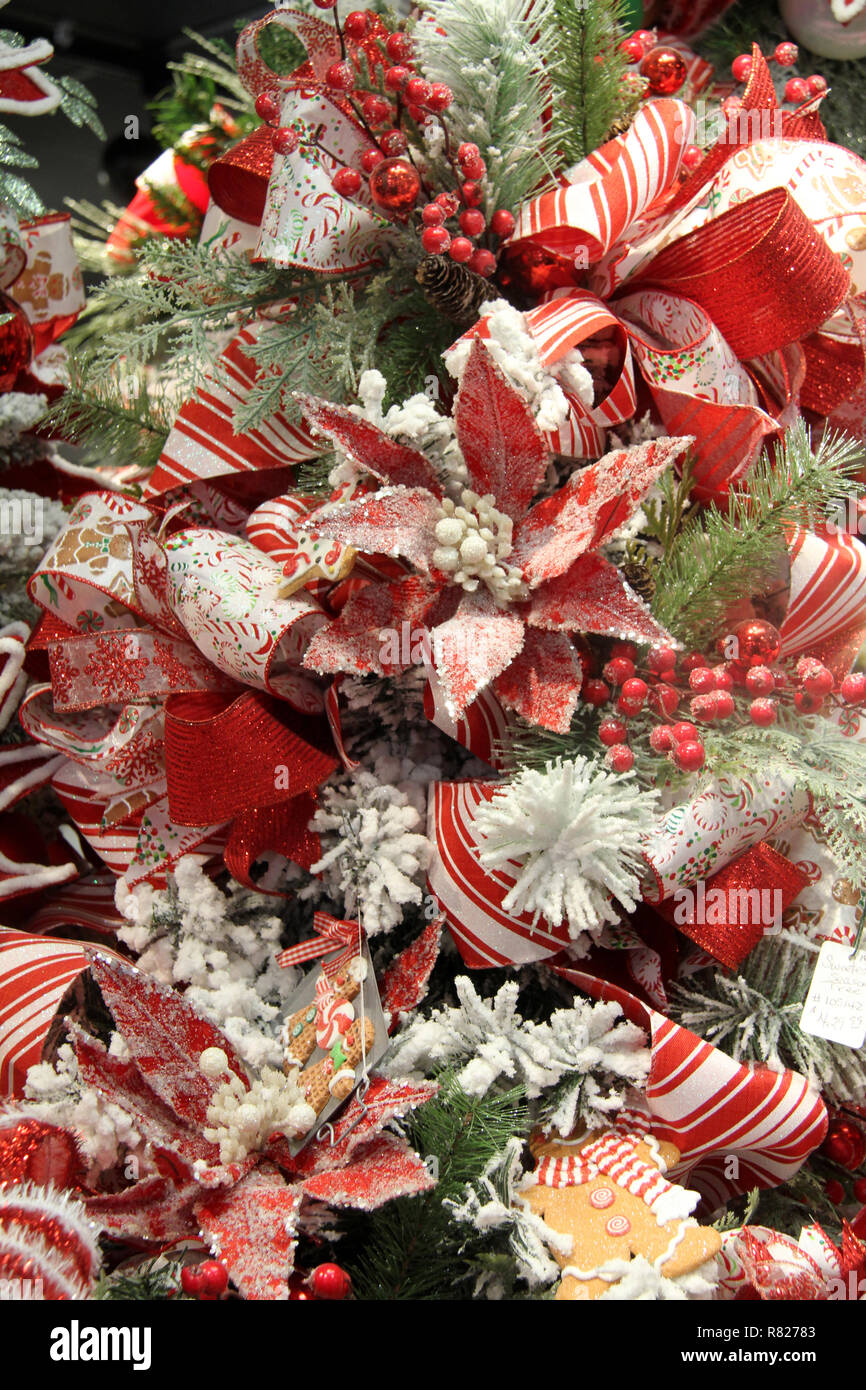 Árbol de navidad decorado con adornos de color rojo y blanco y la nieve  artificial Fotografía de stock - Alamy