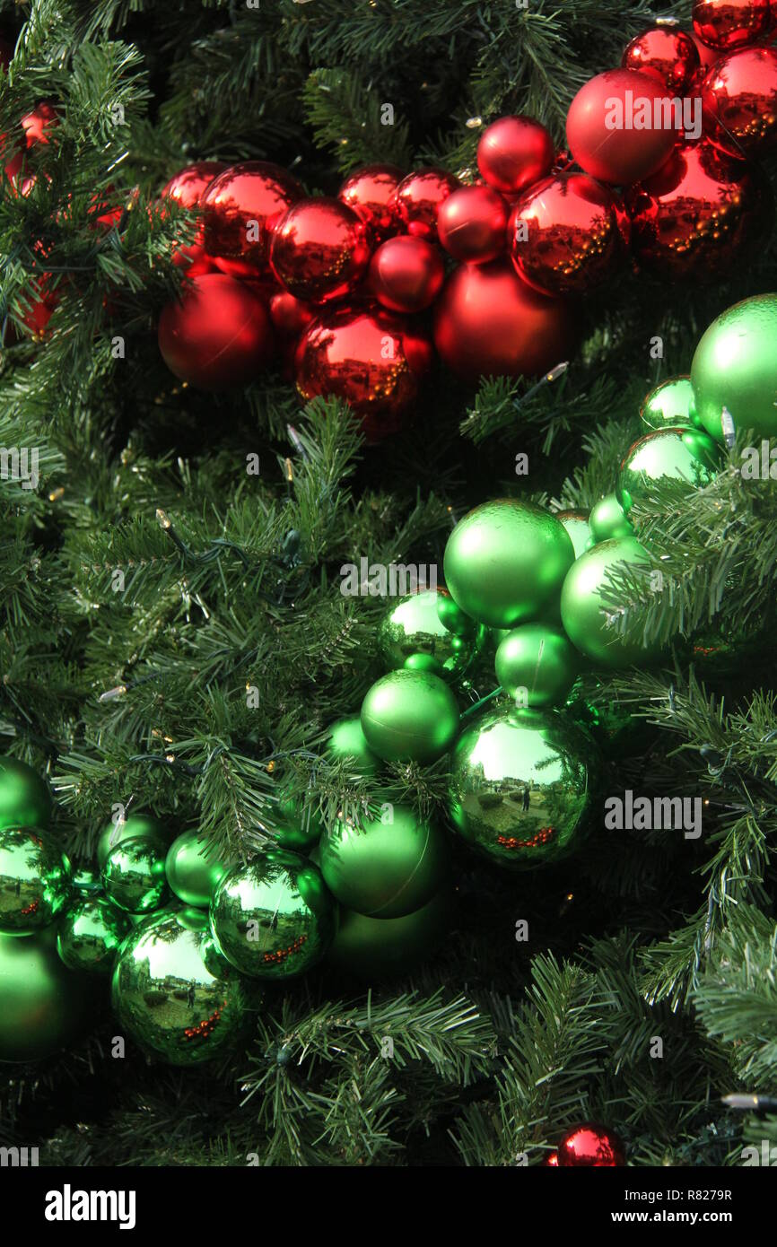 Grandes adornos de navidad fotografías e imágenes de alta resolución - Alamy