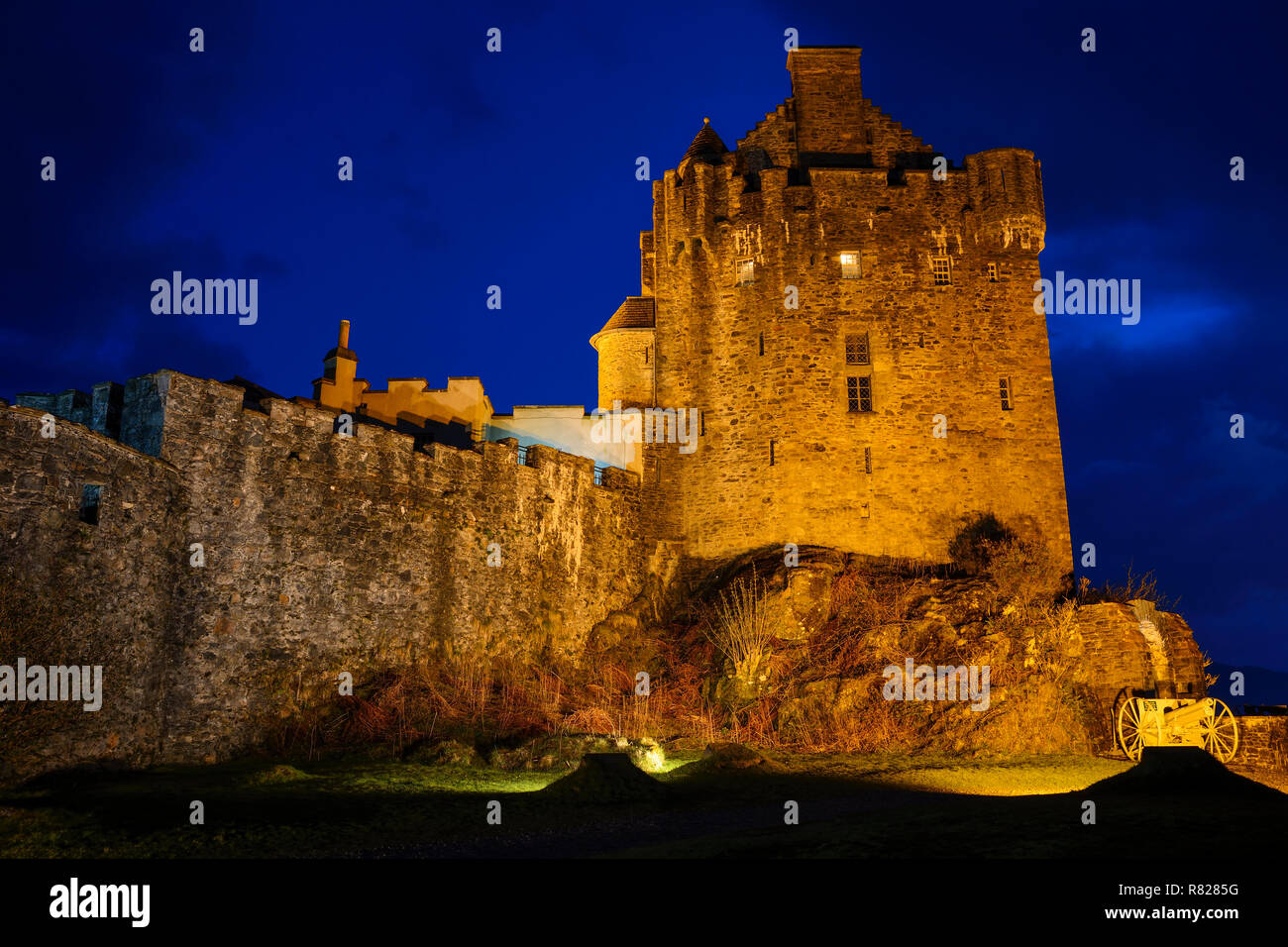 Castillo de Eilean Donan al atardecer a la orilla de Loch Duich Dornie cerca en Wester Ross, Región de tierras altas, Escocia Foto de stock