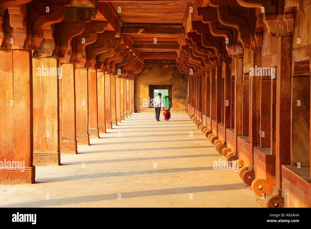 Caminando a través de pareja Haramsara inferior en Fatehpur Sikri, Uttar Pradesh, India. Fatehpur Sikri es uno de los mejores ejemplos de la arquitectura de Mughal Foto de stock