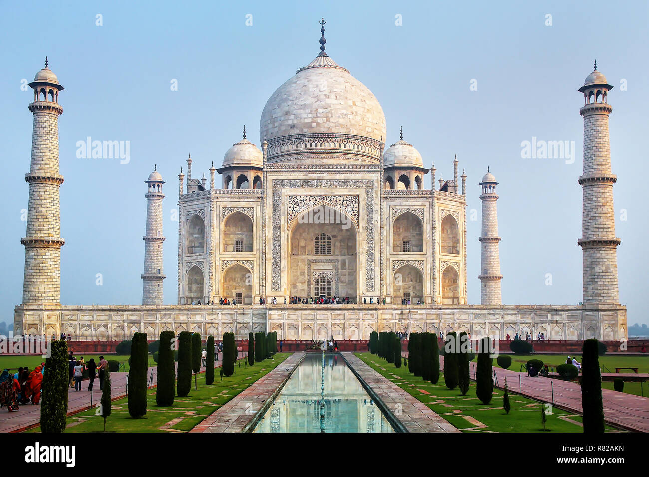 Vista del Taj Mahal, temprano en la mañana, Agra, Uttar Pradesh, India. Taj Mahal fue designado como Patrimonio de la Humanidad por la UNESCO en 1983. Foto de stock