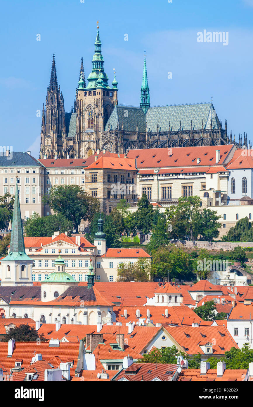 Praga República Checa Praga El castillo de Praga con la catedral de San Vito y el barrio de Mala Strana, Praga República Checa Europa Foto de stock