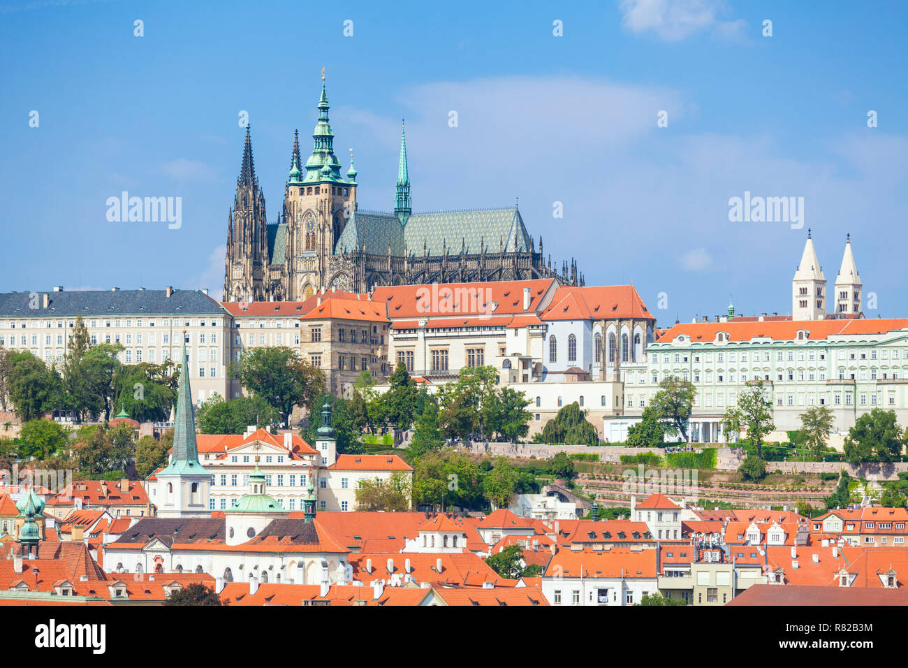 Castillo de Praga Praga República Checa Praga El castillo de Praga con la catedral de San Vito y el barrio de Mala Strana, Praga República Checa Europa Foto de stock