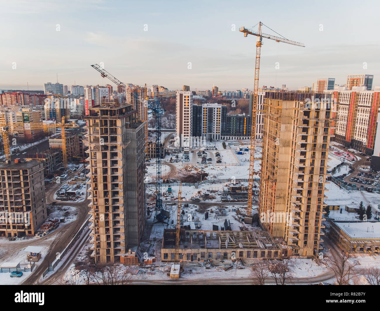 La construcción de edificios de apartamentos, vista aérea. el invierno. Foto de stock