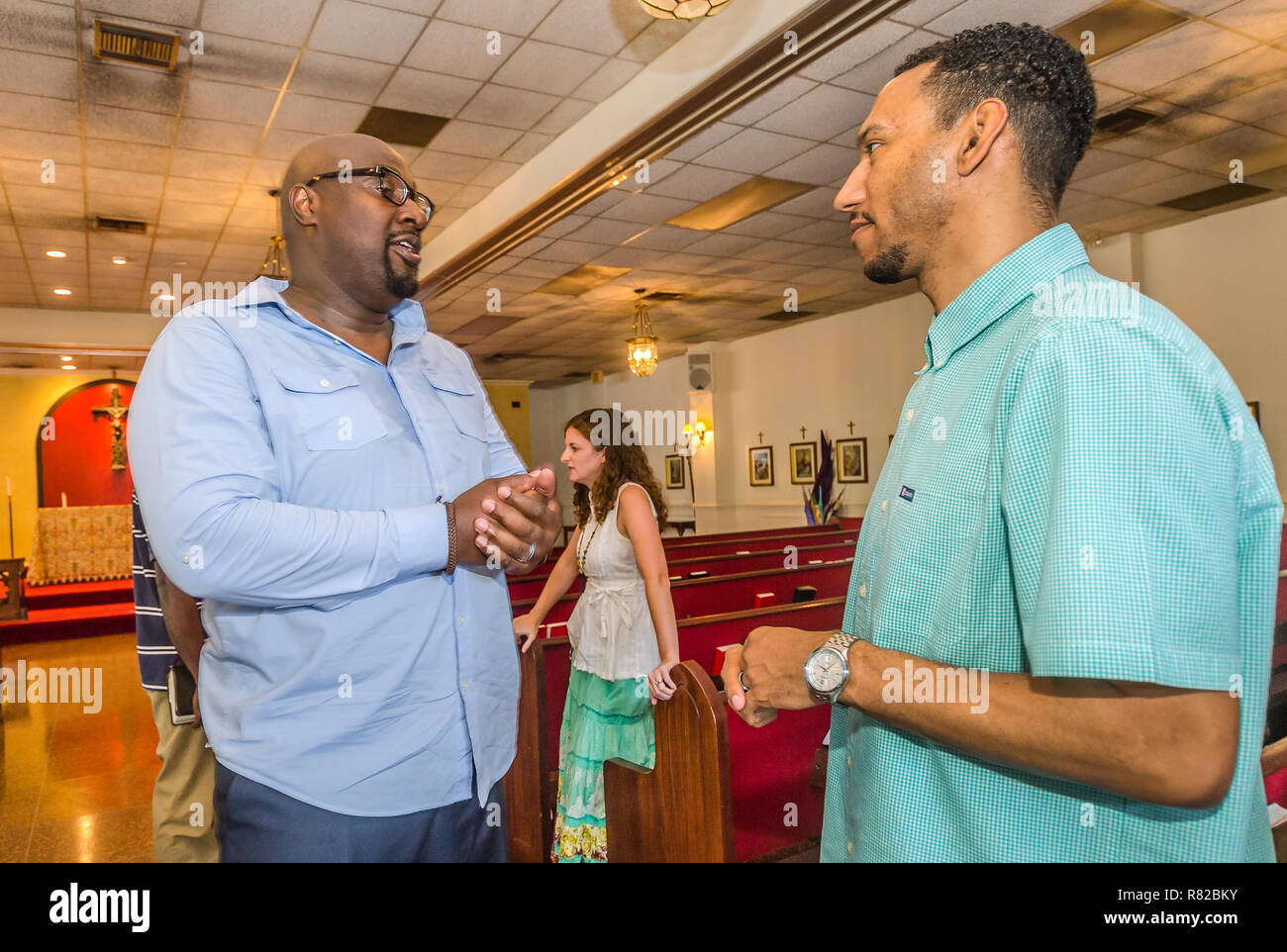 La esperanza de la comunidad urbana de iglesia pastor Alton Hardy conversaciones con el tesorero de la iglesia Dion vatios después del servicio del domingo, 19 de julio de 2015, en Fairfield, Alabama. Foto de stock