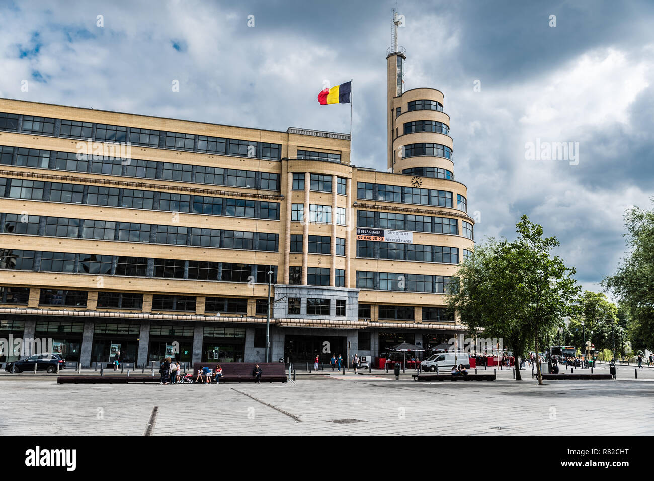 Las personas relajante en la Plaza Flagey con la sala de conciertos de música clásica en el fondo , Ixelles, Bruselas, Bélgica Foto de stock