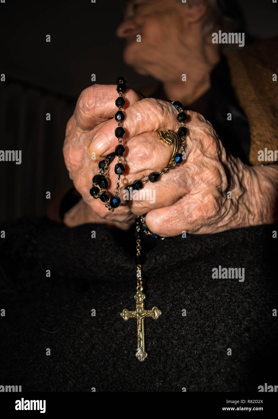 Manos de oración con rosario fotografías e imágenes de alta resolución -  Alamy