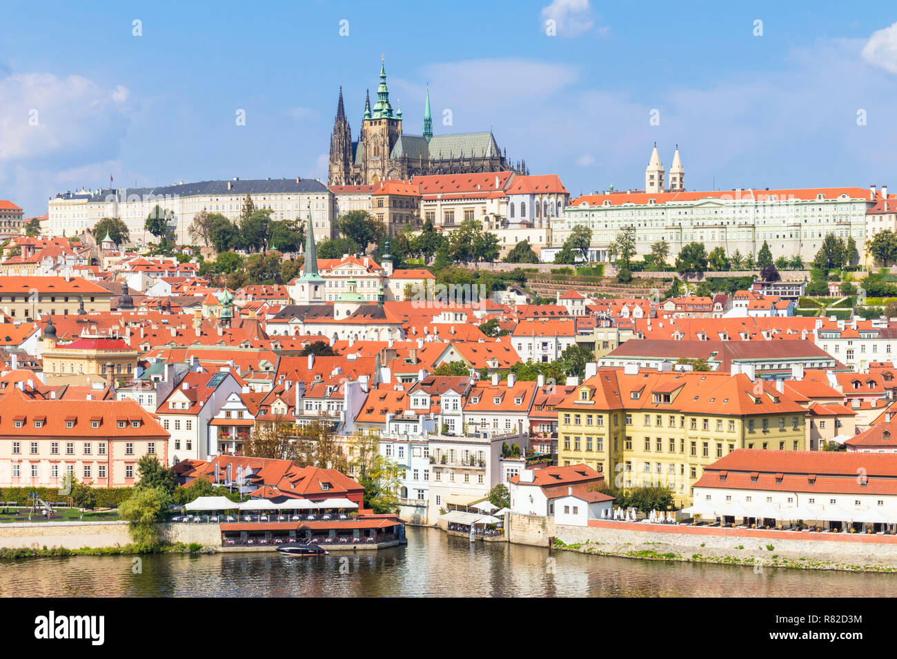 Praga República Checa Praga El castillo de Praga con la catedral de San Vito y el barrio de Mala Strana, Praga República Checa Europa Foto de stock