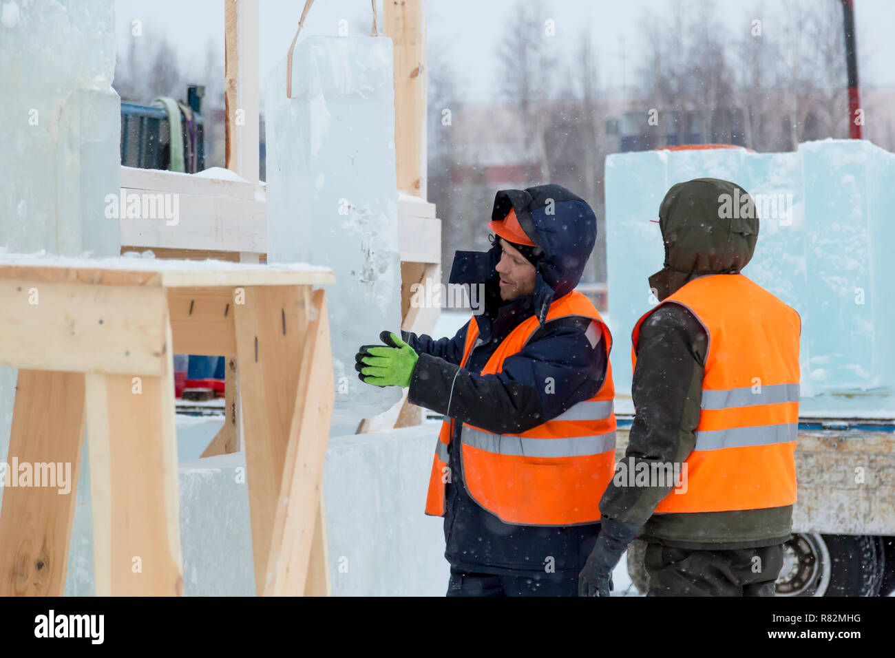 Los instaladores en la construcción de la ciudad de hielo Foto de stock