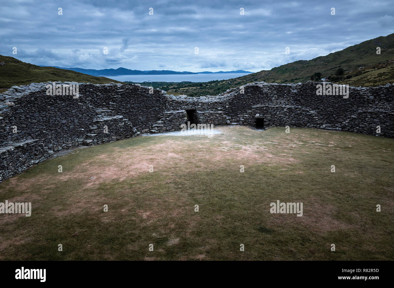 Piedra de Staigue fort, una fortaleza defensiva construida durante la Edad del Hierro en Sneem, Irlanda Foto de stock