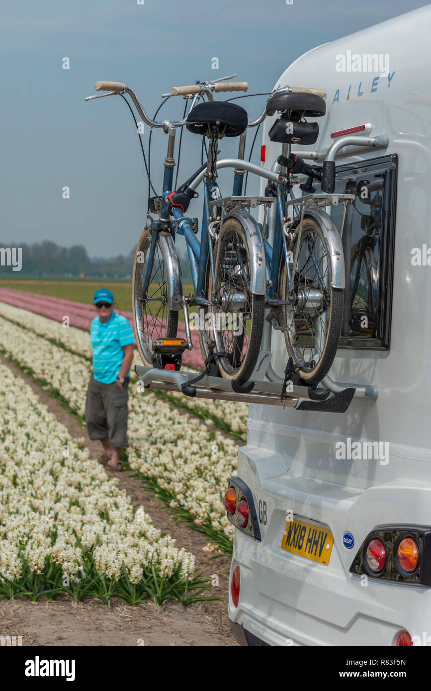 Llevar bicicletas fotografías e imágenes de alta resolución - Alamy