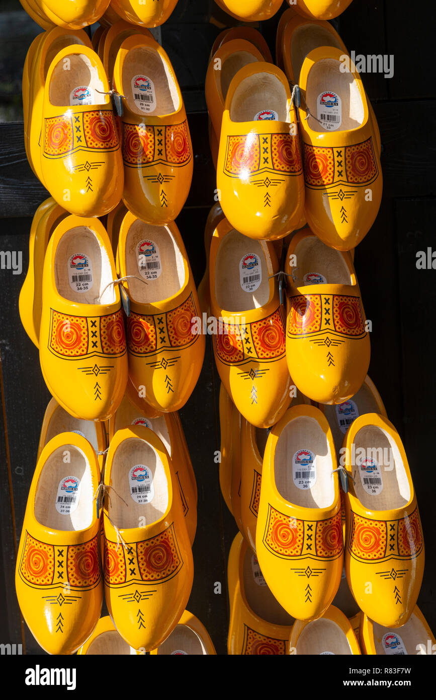 Visualización de zuecos de madera amarilla artesanales para la venta en  Amsterdam, Holanda, Países Bajos Fotografía de stock - Alamy