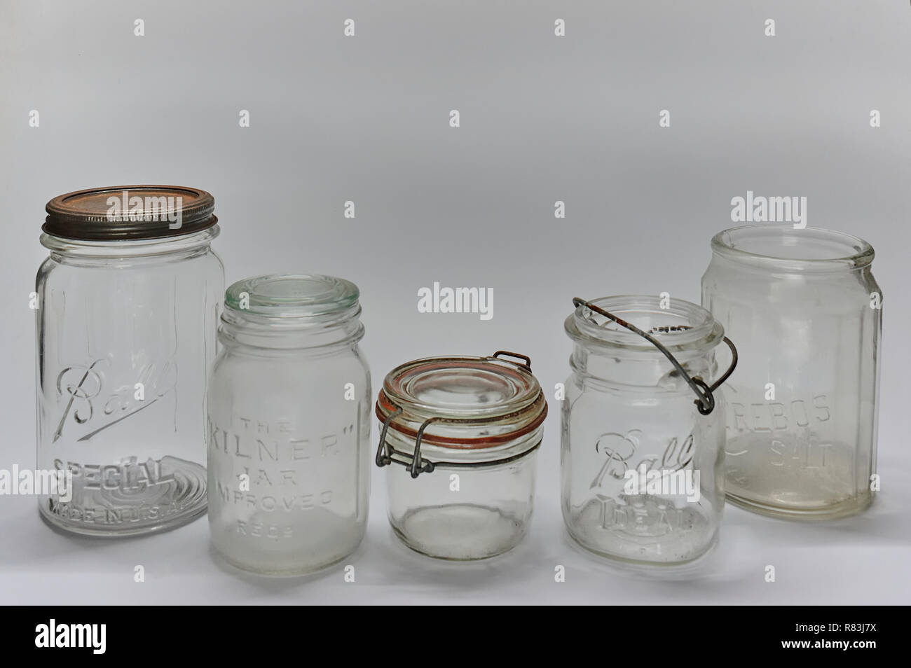 29-abr-2011-Vintage Bottle-Ball Kilne hombro storng Canning mason jarras de  Zinc y tapa de cristal Fotografía de stock - Alamy