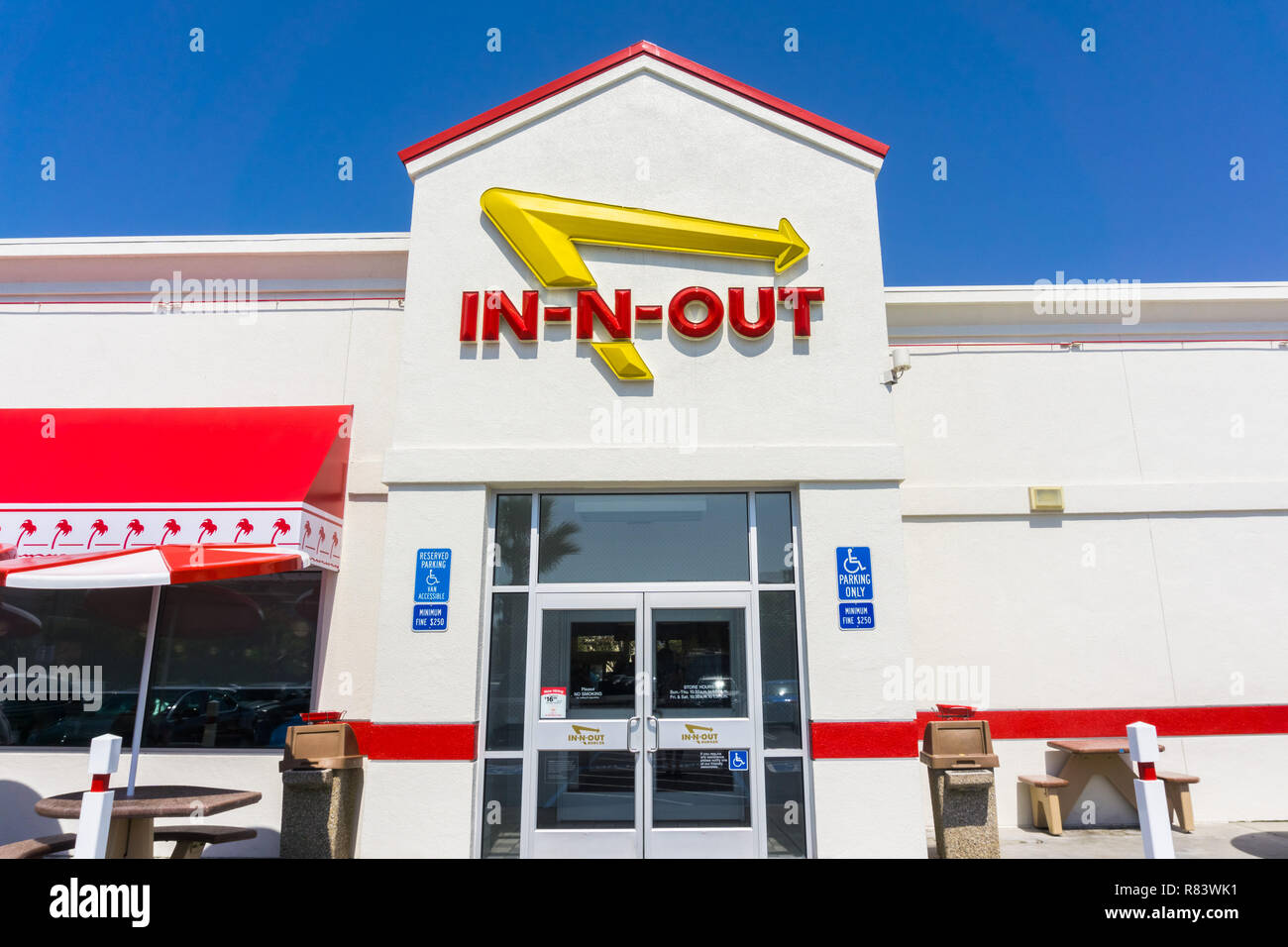 El 4 de septiembre de 2018, San Jose, CA / USA - En-N-Out logotipo que aparece encima de la entrada a uno de sus ubicaciones en el sur de San Francisco Bay Area Foto de stock