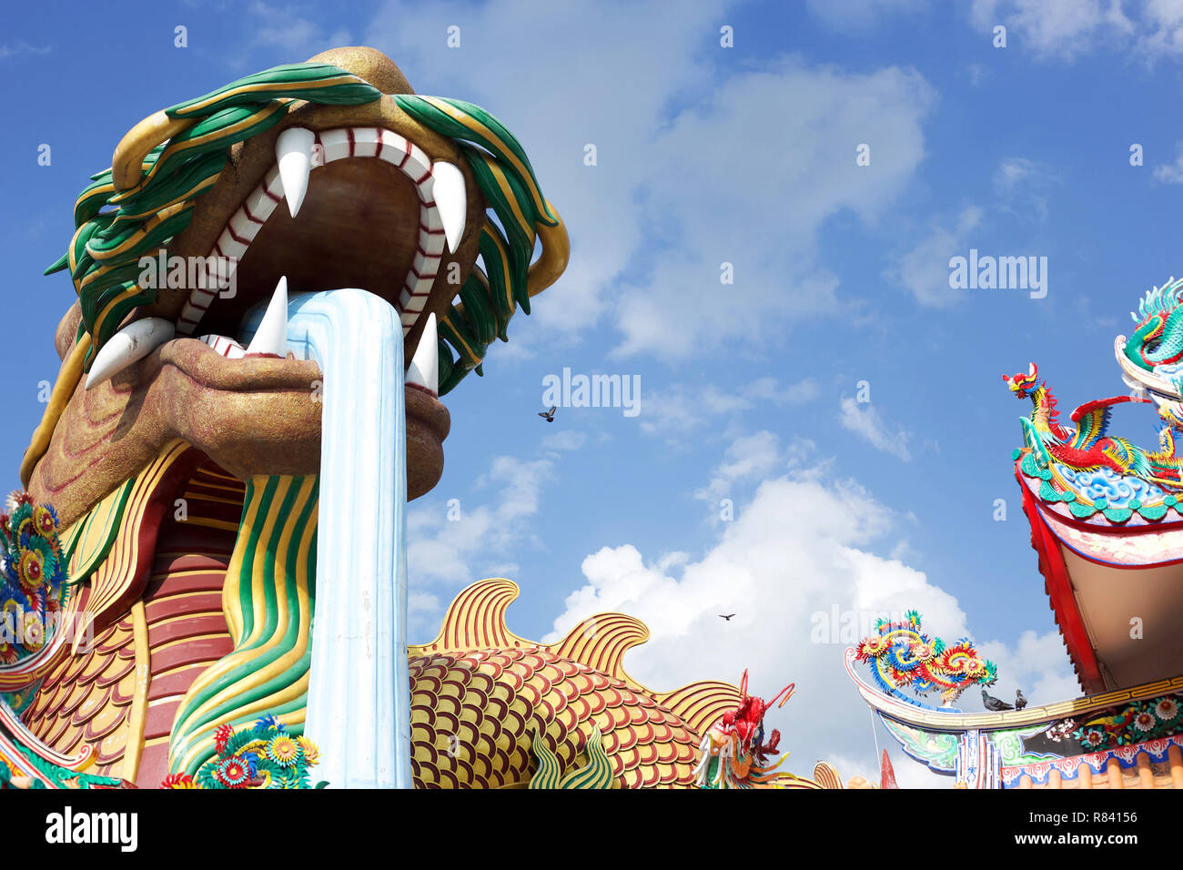 Enorme estatua de dragón en el Parque Paraíso del Dragón, un punto de referencia de un templo tailandés-chino. Suphan Buri, Tailandia Foto de stock