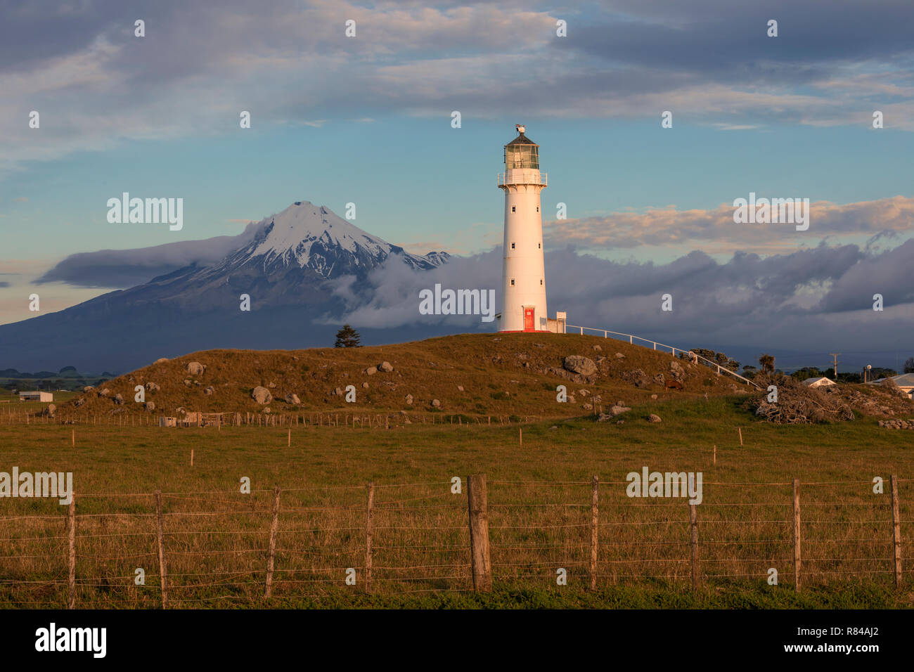 Monte Taranaki, Faro de Cabo Egmont, New Plymouth, Isla del Norte, Nueva Zelanda Foto de stock