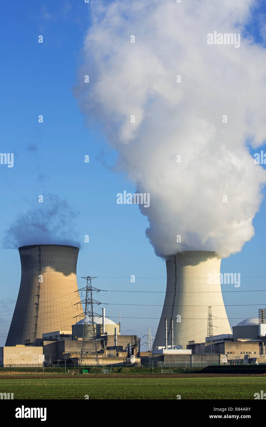 Torres de refrigeración de la estación nuclear Doel / planta de energía nuclear en el puerto de Amberes, Flandes, Bélgica Foto de stock