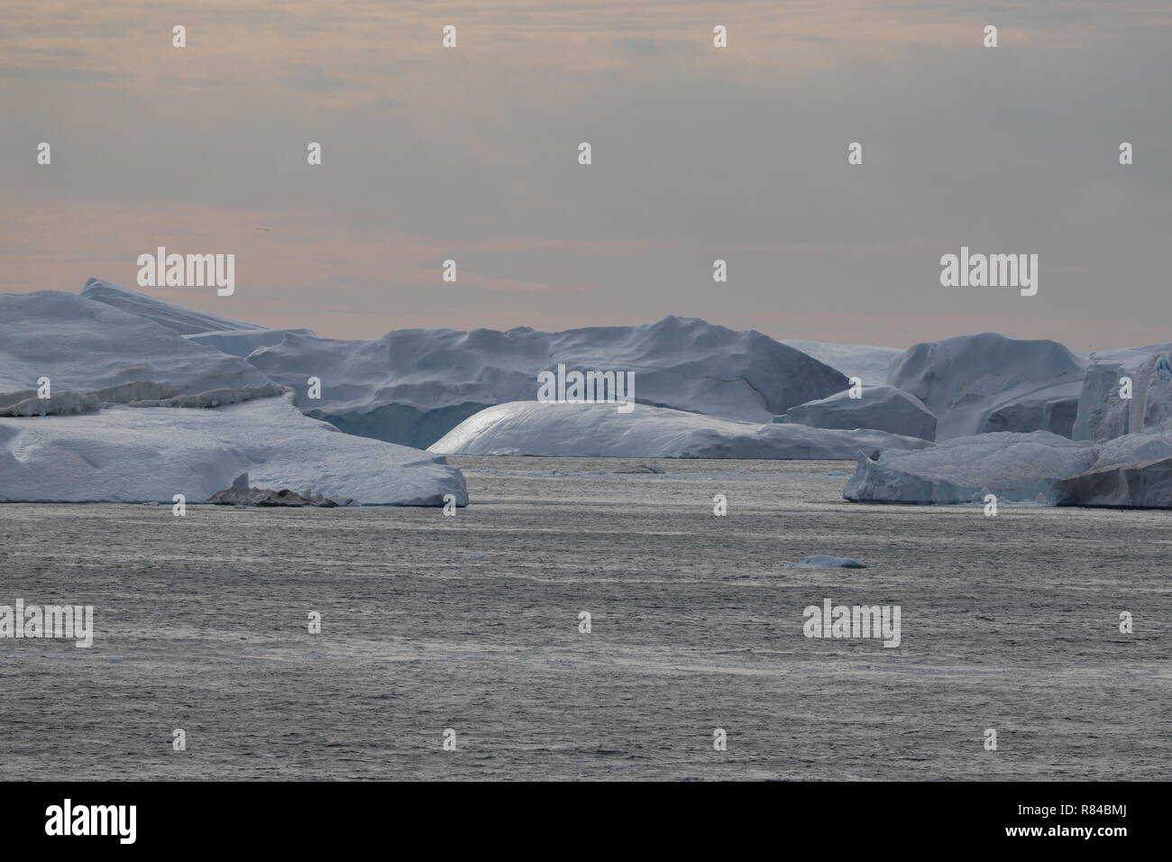 Grönland Disko Bucht: Ein geschlossene Reihe von Eisbergen staut sich auf dem Weg in die Dosko-Bucht. Foto de stock