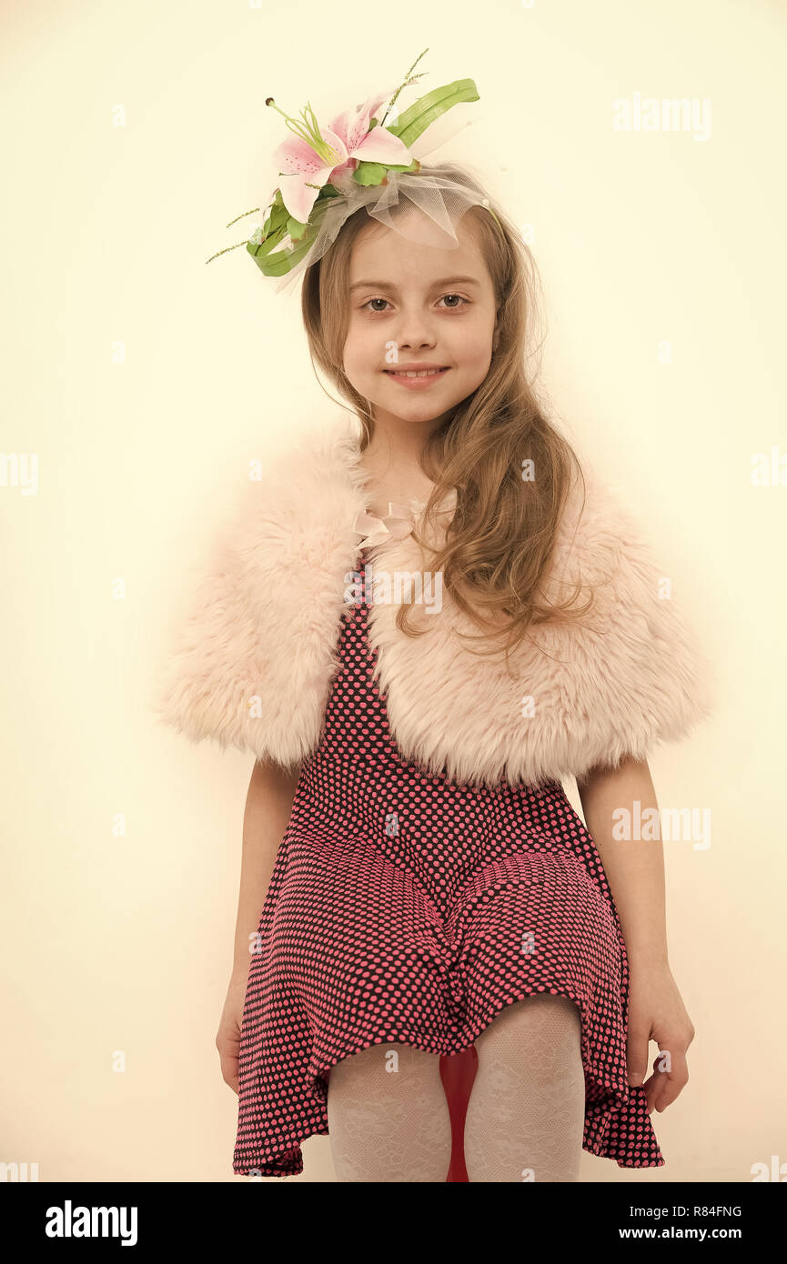 Moda y belleza. Menor desgaste de Cape Fur y vestimenta. Estilo retro,  vintage. Chica con flor de sonrisas en el largo pelo rubio. Vacaciones,  cumpleaños, celebración invernal concepto Fotografía de stock -