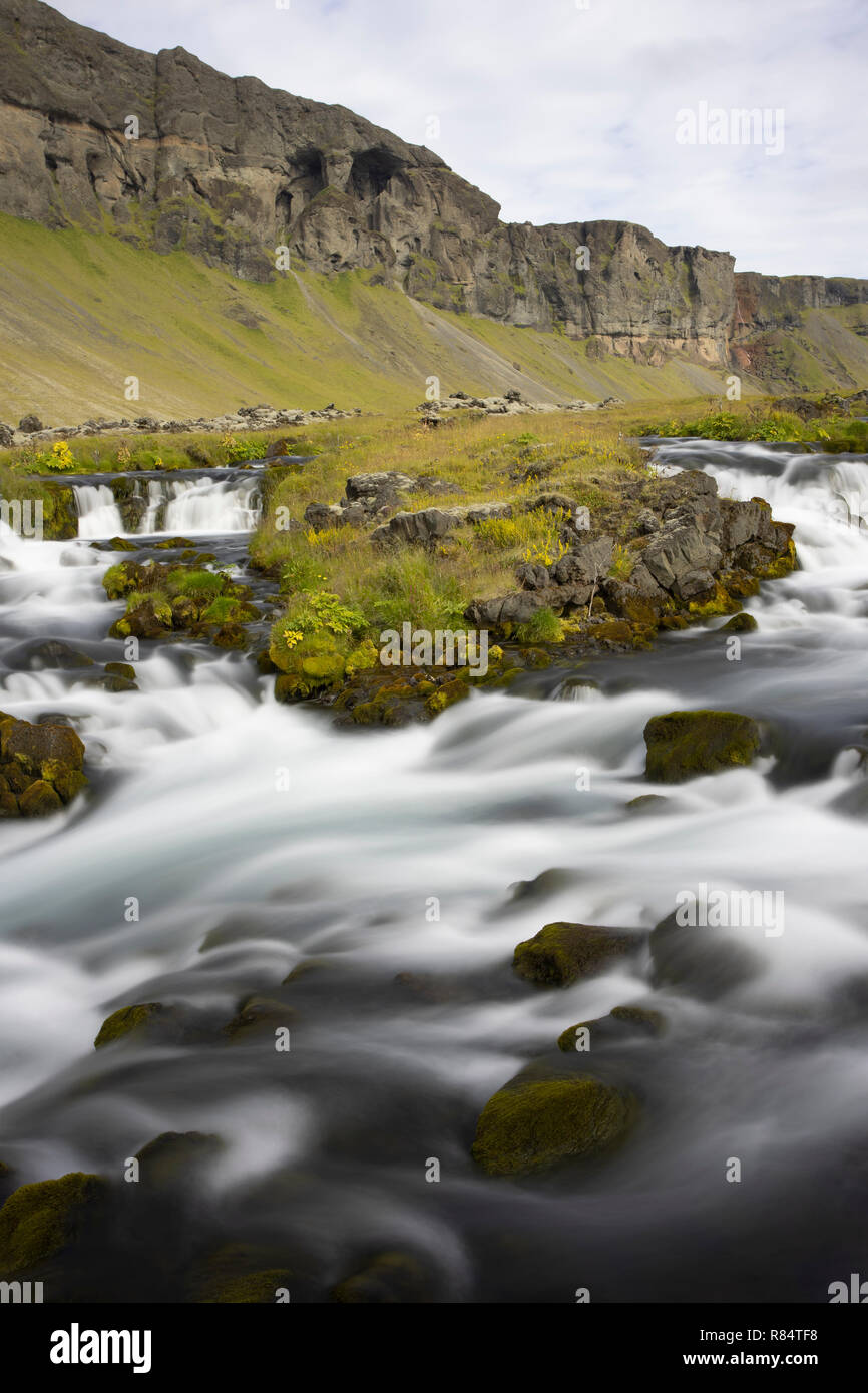 El río fluye en Islandia Foto de stock