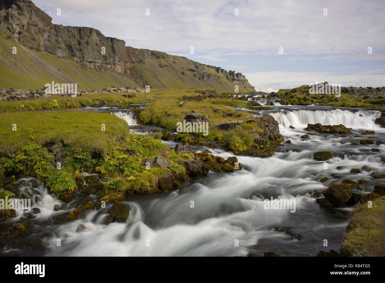 El río fluye en Islandia Foto de stock