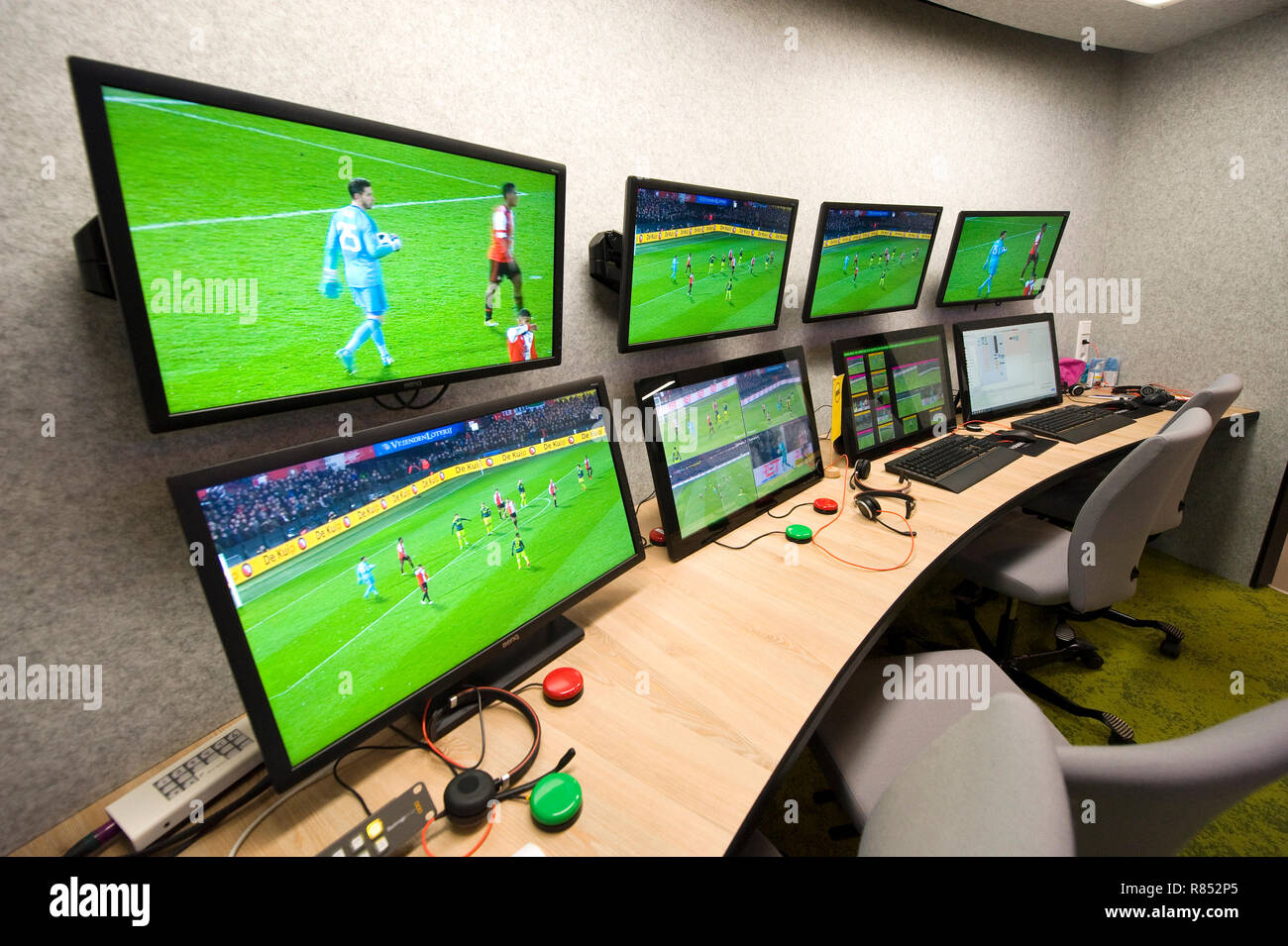 El Centro de Reproducción KNVB 'Aragón' en la sede de la federación de fútbol holandés es la habitación donde el árbitro asistente VAR (vídeo) está trabajando. Foto de stock