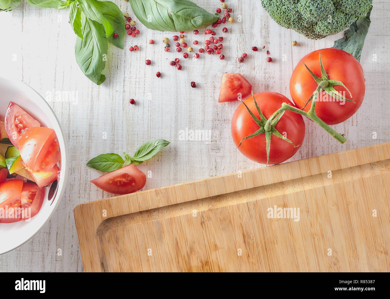 Ensalada De Verduras Para Cocinar En La Cocina Dieta Saludable Comida Vegetariana Temas De Trabajo Conjunto Mesa De La Cocina De Productos Frescos Fotografia De Stock Alamy