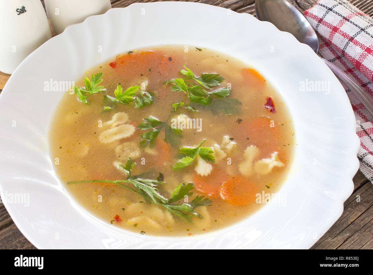 Sopa de Pasta con albóndigas y en la placa en la tabla Foto de stock