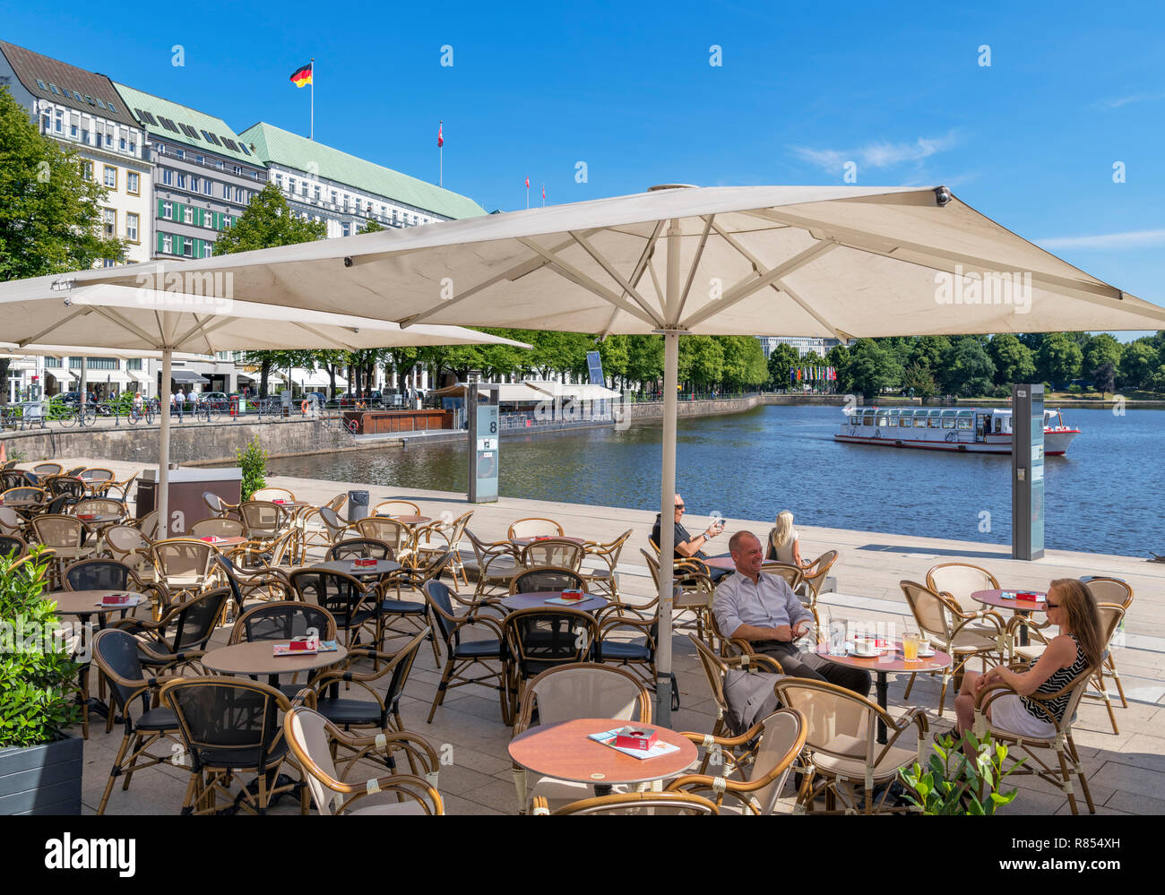 Café en la orilla del lago, el lago Binnenalster, Hamburgo, Alemania. Foto de stock